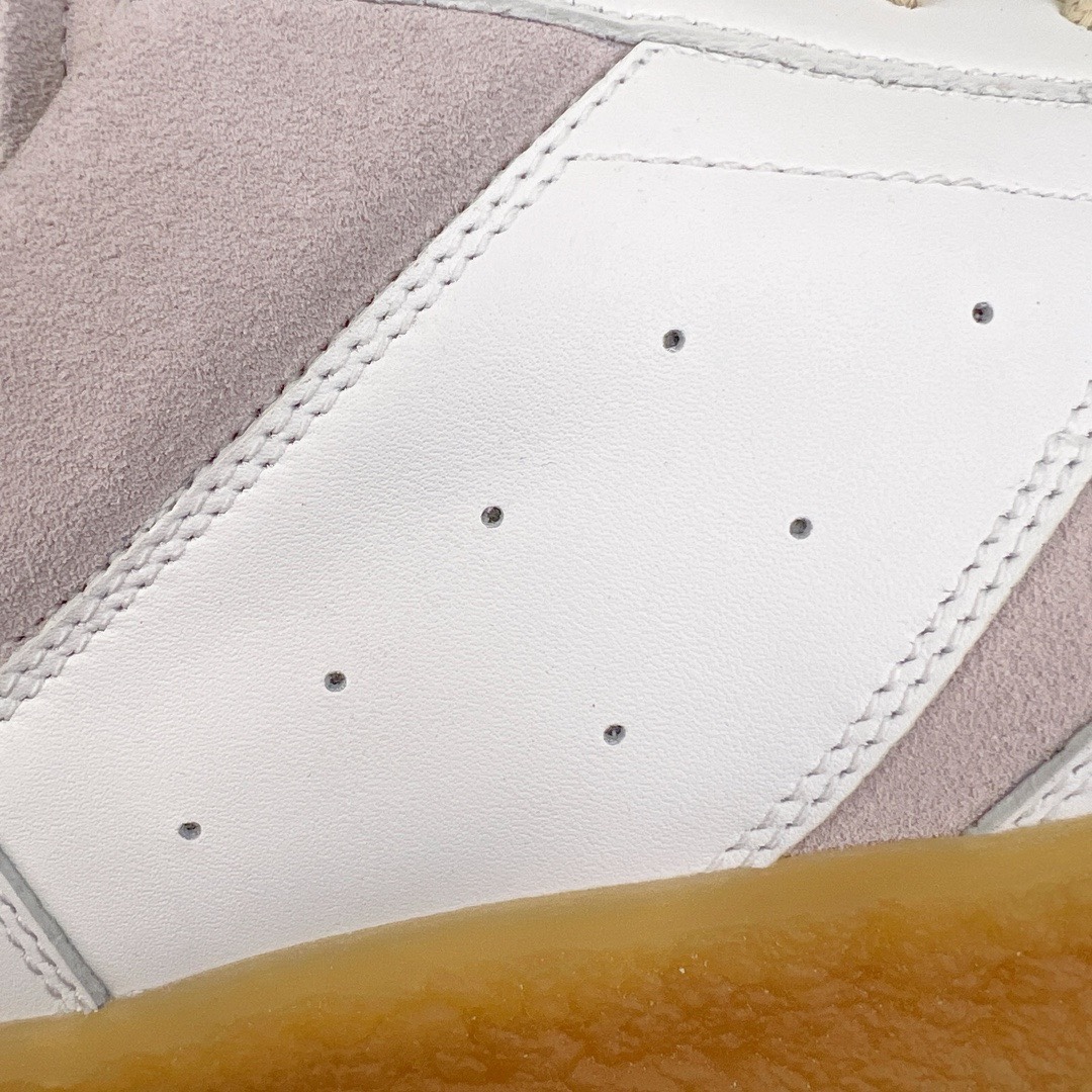 图片[10]-＃LJ渠道版福利 Maison Margiela Calfskin Replica 马吉拉复古低帮时尚德训鞋 上万点击率爆款 高端零售专供批次 全套原楦原纸板原厂数据开发 全鞋荧光划线卡点 胶水把控整洁度追求极致完美 多重QC质检 超越公司货的品控标准 实实在在的免检产品 原盒原配防尘袋购物卡 全网唯一正确0-23数字排版 一比一间距字体 内里全头层小羊皮 原版防滑鞋底设计 灰色翻毛牛皮 白色细纹贝利头层皮 依照原版逐帧开发 原装淡粉纸板中底带编号钢印 尺码对应库存‼️-选品中心