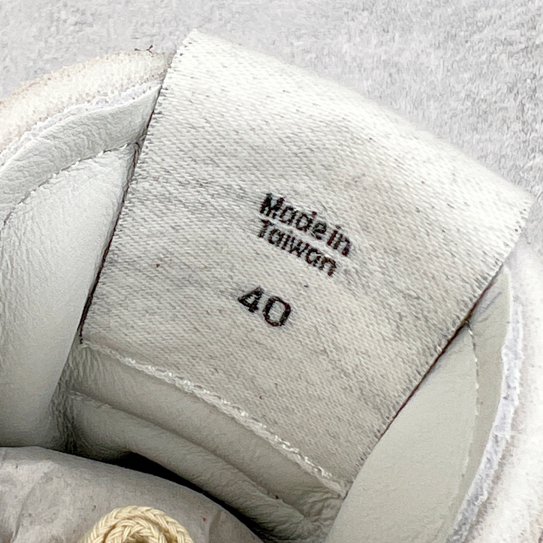 图片[15]-＃LJ渠道版福利 Maison Margiela Calfskin Replica 马吉拉复古低帮时尚德训鞋 上万点击率爆款 高端零售专供批次 全套原楦原纸板原厂数据开发 全鞋荧光划线卡点 胶水把控整洁度追求极致完美 多重QC质检 超越公司货的品控标准 实实在在的免检产品 原盒原配防尘袋购物卡 全网唯一正确0-23数字排版 一比一间距字体 内里全头层小羊皮 原版防滑鞋底设计 灰色翻毛牛皮 白色细纹贝利头层皮 依照原版逐帧开发 原装淡粉纸板中底带编号钢印 尺码对应库存‼️-选品中心
