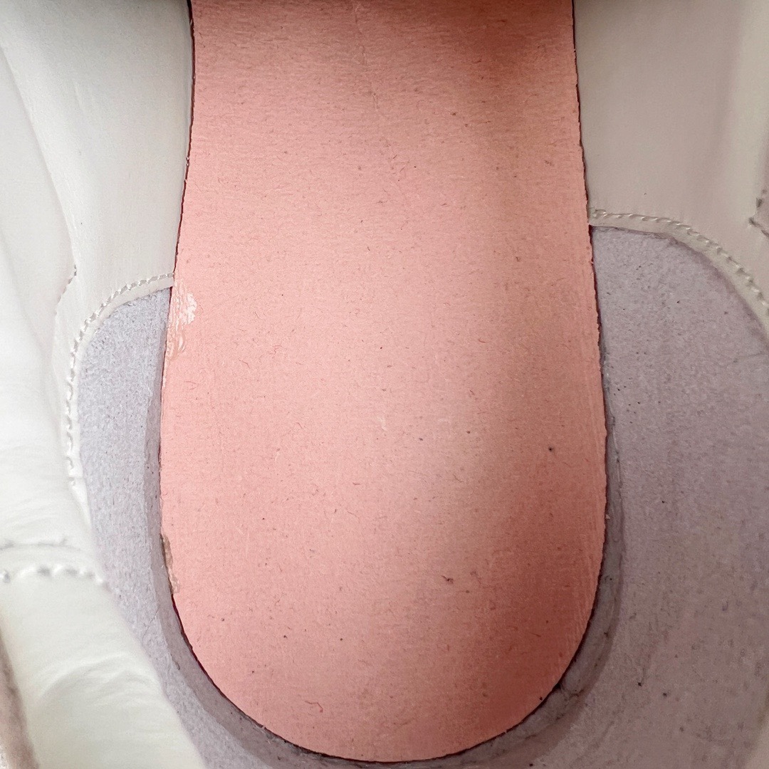 图片[18]-＃LJ渠道版福利 Maison Margiela Calfskin Replica 马吉拉复古低帮时尚德训鞋 上万点击率爆款 高端零售专供批次 全套原楦原纸板原厂数据开发 全鞋荧光划线卡点 胶水把控整洁度追求极致完美 多重QC质检 超越公司货的品控标准 实实在在的免检产品 原盒原配防尘袋购物卡 全网唯一正确0-23数字排版 一比一间距字体 内里全头层小羊皮 原版防滑鞋底设计 灰色翻毛牛皮 白色细纹贝利头层皮 依照原版逐帧开发 原装淡粉纸板中底带编号钢印 尺码对应库存‼️-选品中心