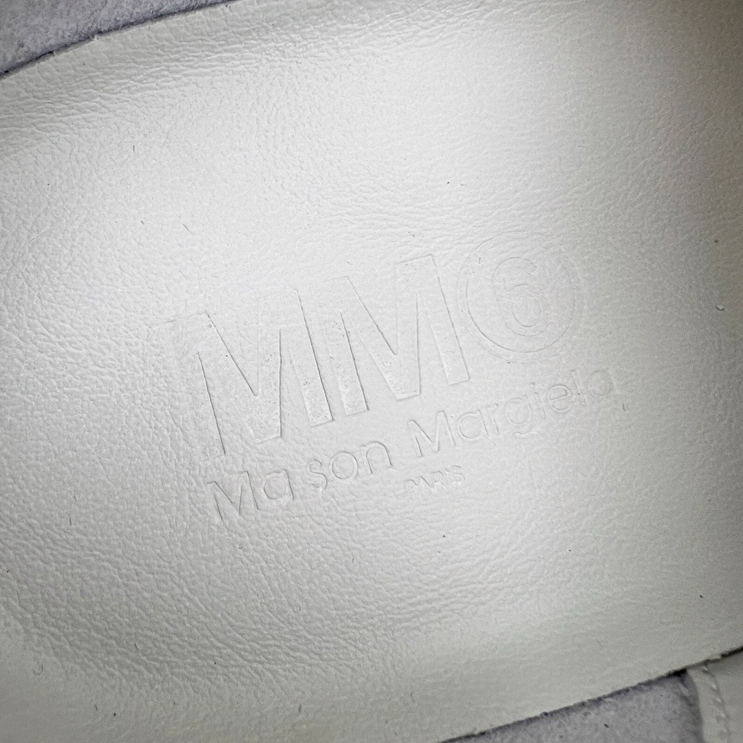 图片[17]-＃LJ渠道版福利 Maison Margiela Calfskin Replica 马吉拉复古低帮时尚德训鞋 上万点击率爆款 高端零售专供批次 全套原楦原纸板原厂数据开发 全鞋荧光划线卡点 胶水把控整洁度追求极致完美 多重QC质检 超越公司货的品控标准 实实在在的免检产品 原盒原配防尘袋购物卡 全网唯一正确0-23数字排版 一比一间距字体 内里全头层小羊皮 原版防滑鞋底设计 灰色翻毛牛皮 白色细纹贝利头层皮 依照原版逐帧开发 原装淡粉纸板中底带编号钢印 尺码对应库存‼️-选品中心