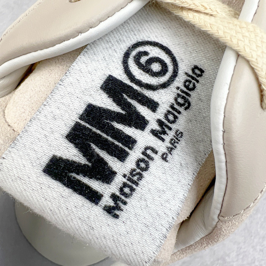 图片[16]-＃LJ渠道版福利 Maison Margiela Calfskin Replica 马吉拉复古低帮时尚德训鞋 上万点击率爆款 高端零售专供批次 全套原楦原纸板原厂数据开发 全鞋荧光划线卡点 胶水把控整洁度追求极致完美 多重QC质检 超越公司货的品控标准 实实在在的免检产品 原盒原配防尘袋购物卡 全网唯一正确0-23数字排版 一比一间距字体 内里全头层小羊皮 原版防滑鞋底设计 灰色翻毛牛皮 白色细纹贝利头层皮 依照原版逐帧开发 原装淡粉纸板中底带编号钢印 尺码对应库存‼️-选品中心