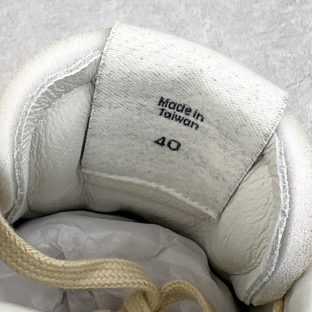 图片[18]-＃LJ渠道版福利 Maison Margiela Calfskin Replica 马吉拉复古低帮时尚德训鞋 上万点击率爆款 高端零售专供批次 全套原楦原纸板原厂数据开发 全鞋荧光划线卡点 胶水把控整洁度追求极致完美 多重QC质检 超越公司货的品控标准 实实在在的免检产品 原盒原配防尘袋购物卡 全网唯一正确0-23数字排版 一比一间距字体 内里全头层小羊皮 原版防滑鞋底设计 灰色翻毛牛皮 白色细纹贝利头层皮 依照原版逐帧开发 原装淡粉纸板中底带编号钢印 尺码对应库存‼️-选品中心