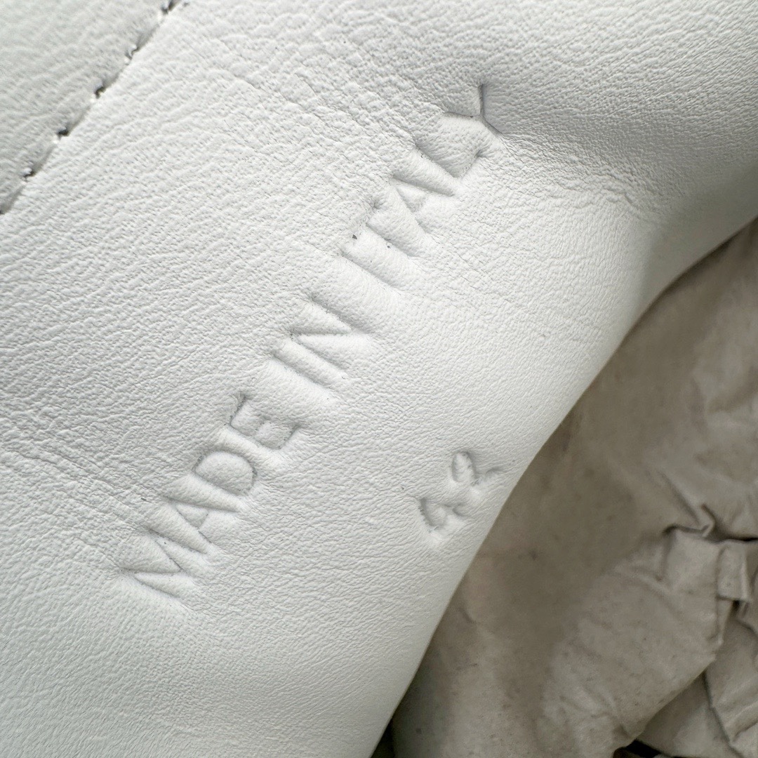 图片[18]-＃LJ渠道版福利 Maison Margiela 6 Court MM6 马吉拉复古低帮圆头时尚德训鞋 上万点击率爆款 高端零售专供批次 全套原楦原纸板原厂数据开发 全鞋荧光划线卡点 胶水把控整洁度追求极致完美 多重QC质检 超越公司货的品控标准 实实在在的免检产品 原盒原配防尘袋购物卡 全网唯一正确0-23数字排版 一比一间距字体 内里全头层小羊皮 原版防滑鞋底设计 灰色翻毛牛皮 白色细纹贝利头层皮 依照原版逐帧开发 原装淡粉纸板中底带编号钢印 尺码对应库存‼️-选品中心