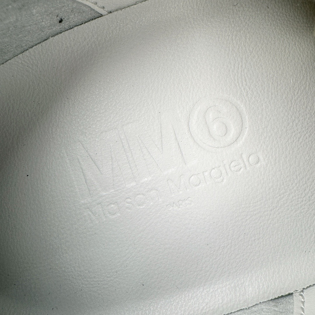 图片[16]-＃LJ渠道版福利 Maison Margiela 6 Court MM6 马吉拉复古低帮圆头时尚德训鞋 上万点击率爆款 高端零售专供批次 全套原楦原纸板原厂数据开发 全鞋荧光划线卡点 胶水把控整洁度追求极致完美 多重QC质检 超越公司货的品控标准 实实在在的免检产品 原盒原配防尘袋购物卡 全网唯一正确0-23数字排版 一比一间距字体 内里全头层小羊皮 原版防滑鞋底设计 灰色翻毛牛皮 白色细纹贝利头层皮 依照原版逐帧开发 原装淡粉纸板中底带编号钢印 尺码对应库存‼️-选品中心