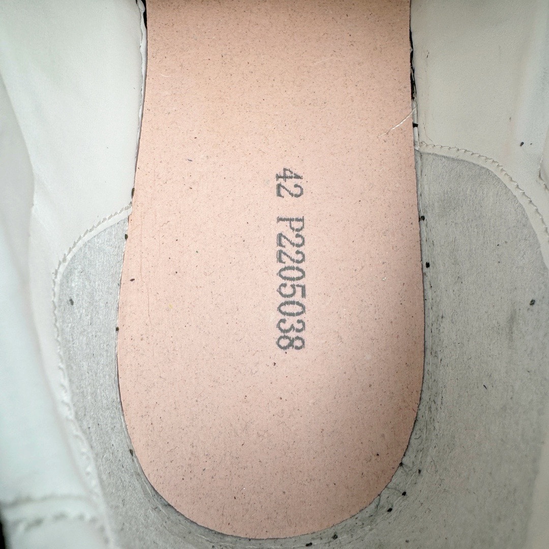 图片[19]-＃LJ渠道版福利 Maison Margiela 6 Court MM6 马吉拉复古低帮圆头时尚德训鞋 上万点击率爆款 高端零售专供批次 全套原楦原纸板原厂数据开发 全鞋荧光划线卡点 胶水把控整洁度追求极致完美 多重QC质检 超越公司货的品控标准 实实在在的免检产品 原盒原配防尘袋购物卡 全网唯一正确0-23数字排版 一比一间距字体 内里全头层小羊皮 原版防滑鞋底设计 灰色翻毛牛皮 白色细纹贝利头层皮 依照原版逐帧开发 原装淡粉纸板中底带编号钢印 尺码对应库存‼️-选品中心