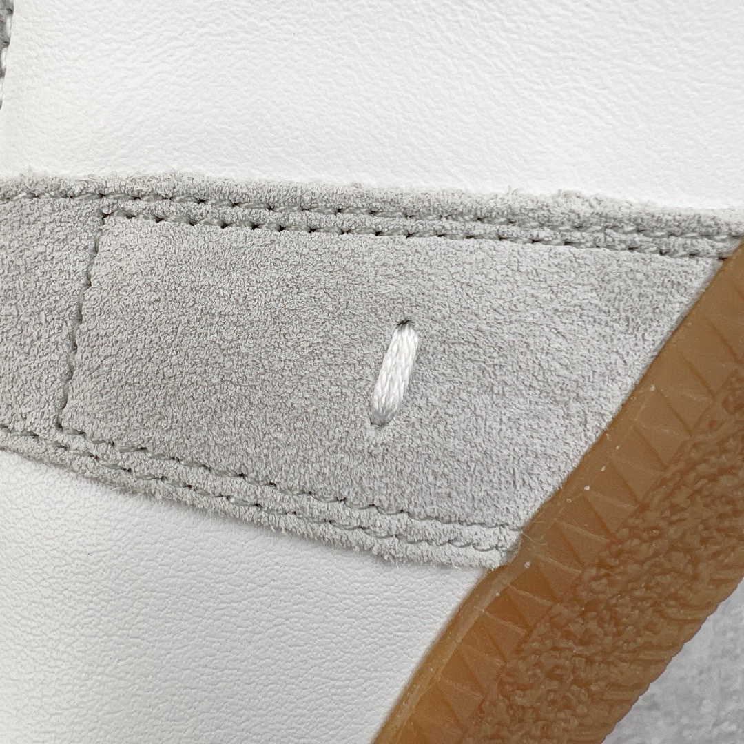 图片[16]-＃LJ渠道版福利 Maison Margiela Calfskin Replica 马吉拉复古低帮时尚德训鞋 上万点击率爆款 高端零售专供批次 全套原楦原纸板原厂数据开发 全鞋荧光划线卡点 胶水把控整洁度追求极致完美 多重QC质检 超越公司货的品控标准 实实在在的免检产品 原盒原配防尘袋购物卡 全网唯一正确0-23数字排版 一比一间距字体 内里全头层小羊皮 原版防滑鞋底设计 灰色翻毛牛皮 白色细纹贝利头层皮 依照原版逐帧开发 原装淡粉纸板中底带编号钢印 尺码对应库存‼️-选品中心