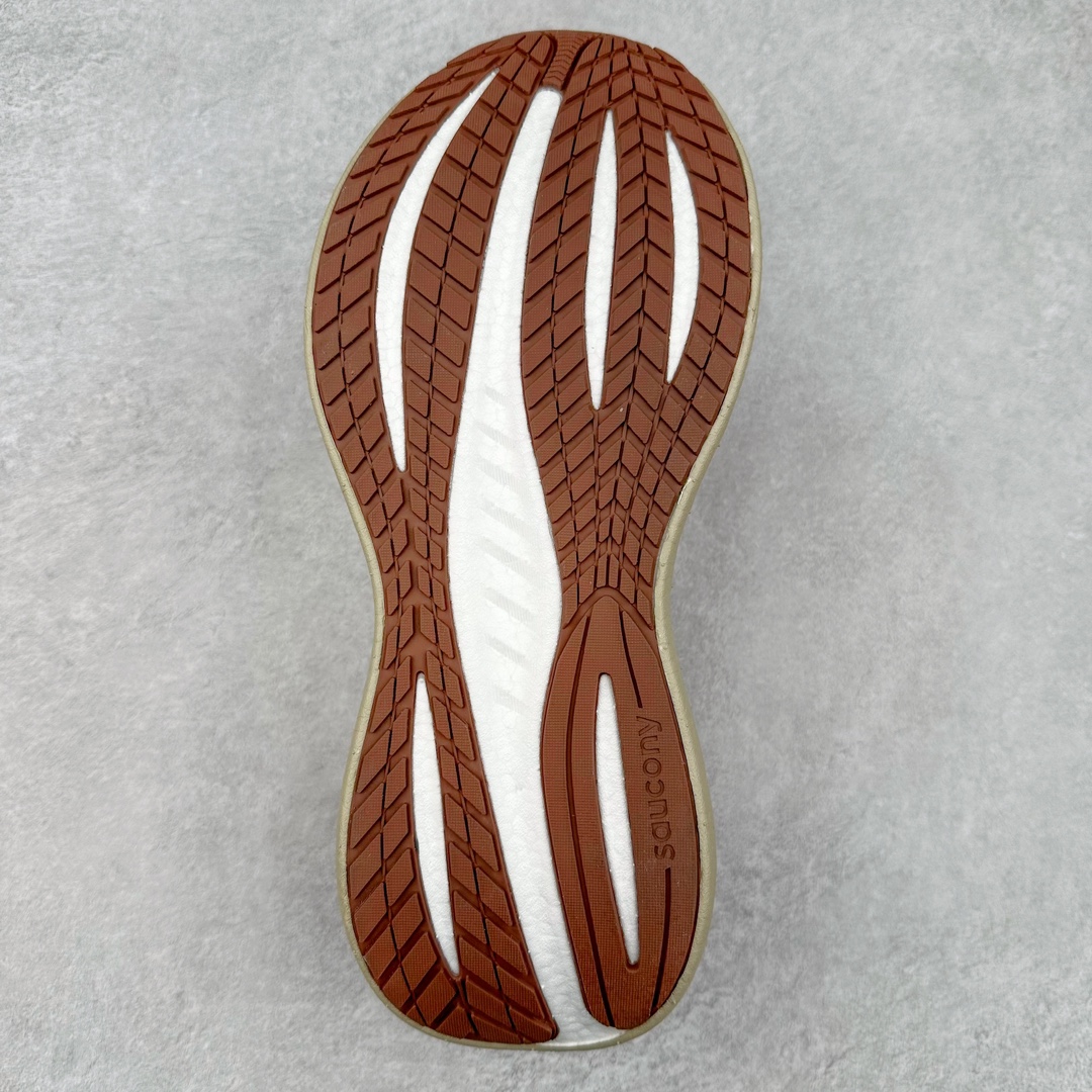 图片[9]-＃SG纯原 Saucony Triumph 22 索康尼胜利22代旗舰级缓震型跑鞋 性能相比前几代再升级：鞋面采用全新升级的工学网设计 贴合脚部更透气 中底部分使用最新的PWRRUN+材质 搭配PWRRUN+鞋垫使中底的大幅加厚 10mm坡差进一步提供缓震、回弹性能 内底则采用了FORMFIT动态适应系统 动态契合脚型 提升包裹性和舒适性 提供更卓越的动态回馈体验 XT-900橡胶大底 可提供良好的抓地力和较强抗磨性能 尺码：35.5 36 36.5 37.5 38 38.5 39 40 40.5 41 42 42.5 43 44 44.5 45-选品中心