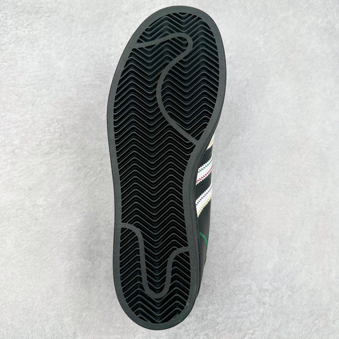 图片[9]-AD Originals Superstar 经典复古贝壳头板鞋 GE8988 诞生于1969年 是第一双将全皮面鞋 身与橡胶鞋头结合在一起的低帮篮球鞋 Superstar最开始 是作为高帮篮球鞋Pro Model的低帮版本而出现的 但因为其独特和醒目的橡胶鞋头造型而让大家熟知 被大家形象地称为\\\”shelltoe\\\”贝壳头 在70年代的美国职业篮球场上 接近3/4的NBA球员都将这双Superstar作为场上用鞋 80年代之后 经过不断的改良和发展 Superstar逐渐成为横跨时装、音乐、街头文化、休闲和运动等各大领域的时尚潮鞋 尺码：36 36.5 37 38 38.5 39 40 40.5 41 42 42.5 43 44 44.5 45-选品中心