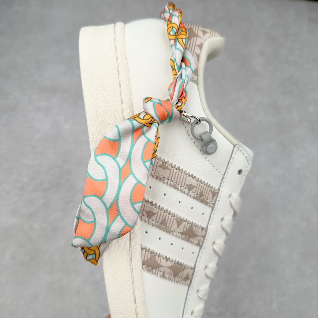 图片[6]-AD Originals Superstar 经典复古贝壳头板鞋 GE8988 诞生于1969年 是第一双将全皮面鞋 身与橡胶鞋头结合在一起的低帮篮球鞋 Superstar最开始 是作为高帮篮球鞋Pro Model的低帮版本而出现的 但因为其独特和醒目的橡胶鞋头造型而让大家熟知 被大家形象地称为\\\”shelltoe\\\”贝壳头 在70年代的美国职业篮球场上 接近3/4的NBA球员都将这双Superstar作为场上用鞋 80年代之后 经过不断的改良和发展 Superstar逐渐成为横跨时装、音乐、街头文化、休闲和运动等各大领域的时尚潮鞋 尺码：36 36.5 37 38 38.5 39 40 40.5 41 42 42.5 43 44 44.5 45-选品中心