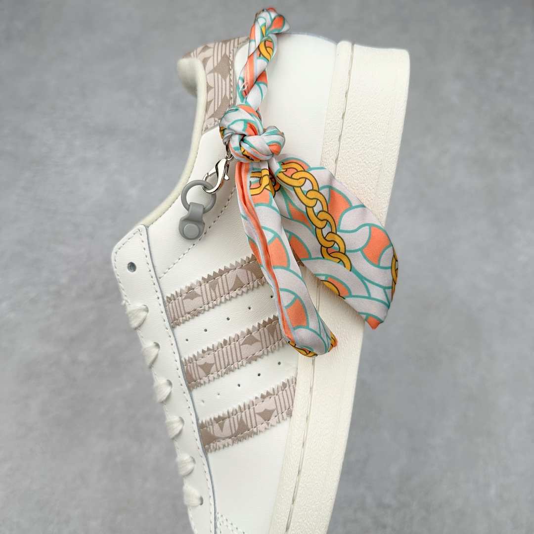 图片[7]-AD Originals Superstar 经典复古贝壳头板鞋 GE8988 诞生于1969年 是第一双将全皮面鞋 身与橡胶鞋头结合在一起的低帮篮球鞋 Superstar最开始 是作为高帮篮球鞋Pro Model的低帮版本而出现的 但因为其独特和醒目的橡胶鞋头造型而让大家熟知 被大家形象地称为\\\”shelltoe\\\”贝壳头 在70年代的美国职业篮球场上 接近3/4的NBA球员都将这双Superstar作为场上用鞋 80年代之后 经过不断的改良和发展 Superstar逐渐成为横跨时装、音乐、街头文化、休闲和运动等各大领域的时尚潮鞋 尺码：36 36.5 37 38 38.5 39 40 40.5 41 42 42.5 43 44 44.5 45-选品中心