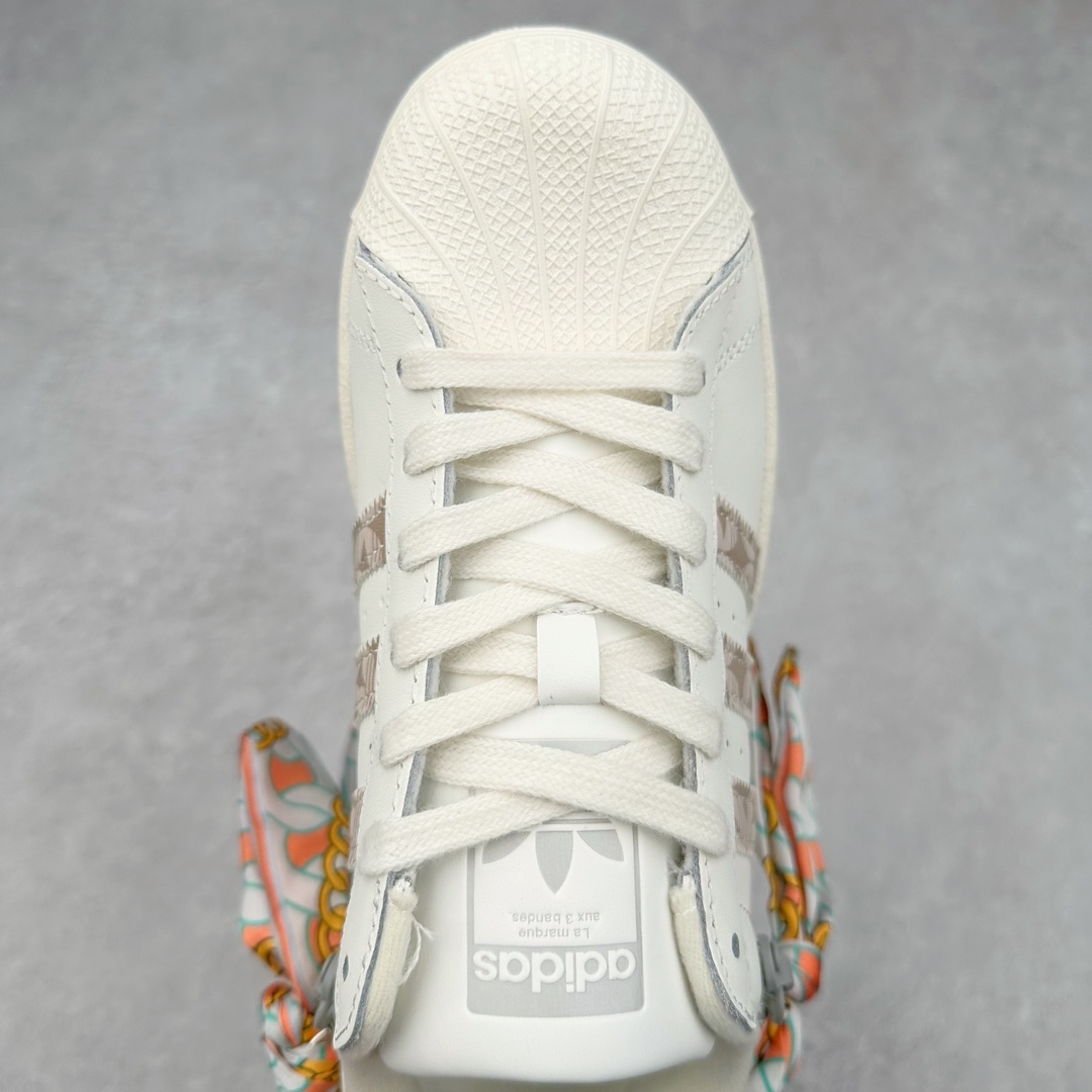 图片[4]-AD Originals Superstar 经典复古贝壳头板鞋 GE8988 诞生于1969年 是第一双将全皮面鞋 身与橡胶鞋头结合在一起的低帮篮球鞋 Superstar最开始 是作为高帮篮球鞋Pro Model的低帮版本而出现的 但因为其独特和醒目的橡胶鞋头造型而让大家熟知 被大家形象地称为\\\”shelltoe\\\”贝壳头 在70年代的美国职业篮球场上 接近3/4的NBA球员都将这双Superstar作为场上用鞋 80年代之后 经过不断的改良和发展 Superstar逐渐成为横跨时装、音乐、街头文化、休闲和运动等各大领域的时尚潮鞋 尺码：36 36.5 37 38 38.5 39 40 40.5 41 42 42.5 43 44 44.5 45-选品中心