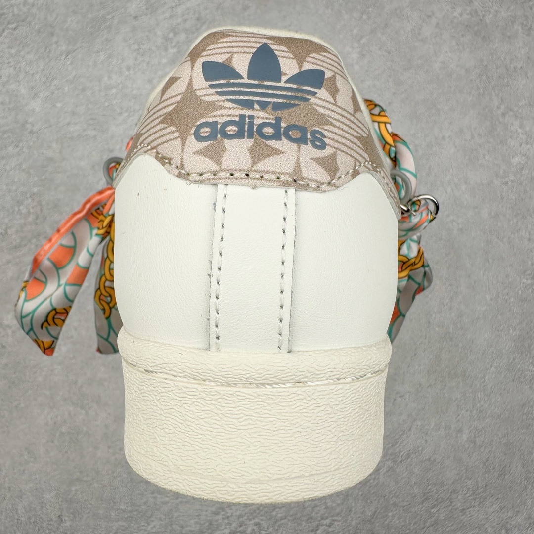 图片[8]-AD Originals Superstar 经典复古贝壳头板鞋 GE8988 诞生于1969年 是第一双将全皮面鞋 身与橡胶鞋头结合在一起的低帮篮球鞋 Superstar最开始 是作为高帮篮球鞋Pro Model的低帮版本而出现的 但因为其独特和醒目的橡胶鞋头造型而让大家熟知 被大家形象地称为\\\”shelltoe\\\”贝壳头 在70年代的美国职业篮球场上 接近3/4的NBA球员都将这双Superstar作为场上用鞋 80年代之后 经过不断的改良和发展 Superstar逐渐成为横跨时装、音乐、街头文化、休闲和运动等各大领域的时尚潮鞋 尺码：36 36.5 37 38 38.5 39 40 40.5 41 42 42.5 43 44 44.5 45-选品中心