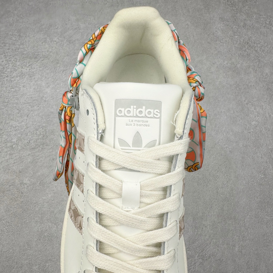 图片[5]-AD Originals Superstar 经典复古贝壳头板鞋 GE8988 诞生于1969年 是第一双将全皮面鞋 身与橡胶鞋头结合在一起的低帮篮球鞋 Superstar最开始 是作为高帮篮球鞋Pro Model的低帮版本而出现的 但因为其独特和醒目的橡胶鞋头造型而让大家熟知 被大家形象地称为\\\”shelltoe\\\”贝壳头 在70年代的美国职业篮球场上 接近3/4的NBA球员都将这双Superstar作为场上用鞋 80年代之后 经过不断的改良和发展 Superstar逐渐成为横跨时装、音乐、街头文化、休闲和运动等各大领域的时尚潮鞋 尺码：36 36.5 37 38 38.5 39 40 40.5 41 42 42.5 43 44 44.5 45-选品中心