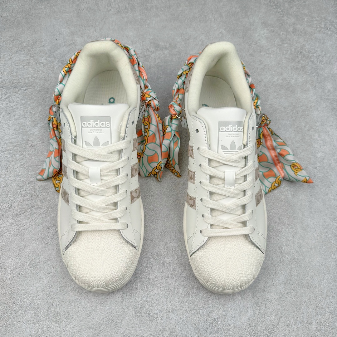 图片[2]-AD Originals Superstar 经典复古贝壳头板鞋 GE8988 诞生于1969年 是第一双将全皮面鞋 身与橡胶鞋头结合在一起的低帮篮球鞋 Superstar最开始 是作为高帮篮球鞋Pro Model的低帮版本而出现的 但因为其独特和醒目的橡胶鞋头造型而让大家熟知 被大家形象地称为\\\”shelltoe\\\”贝壳头 在70年代的美国职业篮球场上 接近3/4的NBA球员都将这双Superstar作为场上用鞋 80年代之后 经过不断的改良和发展 Superstar逐渐成为横跨时装、音乐、街头文化、休闲和运动等各大领域的时尚潮鞋 尺码：36 36.5 37 38 38.5 39 40 40.5 41 42 42.5 43 44 44.5 45-选品中心