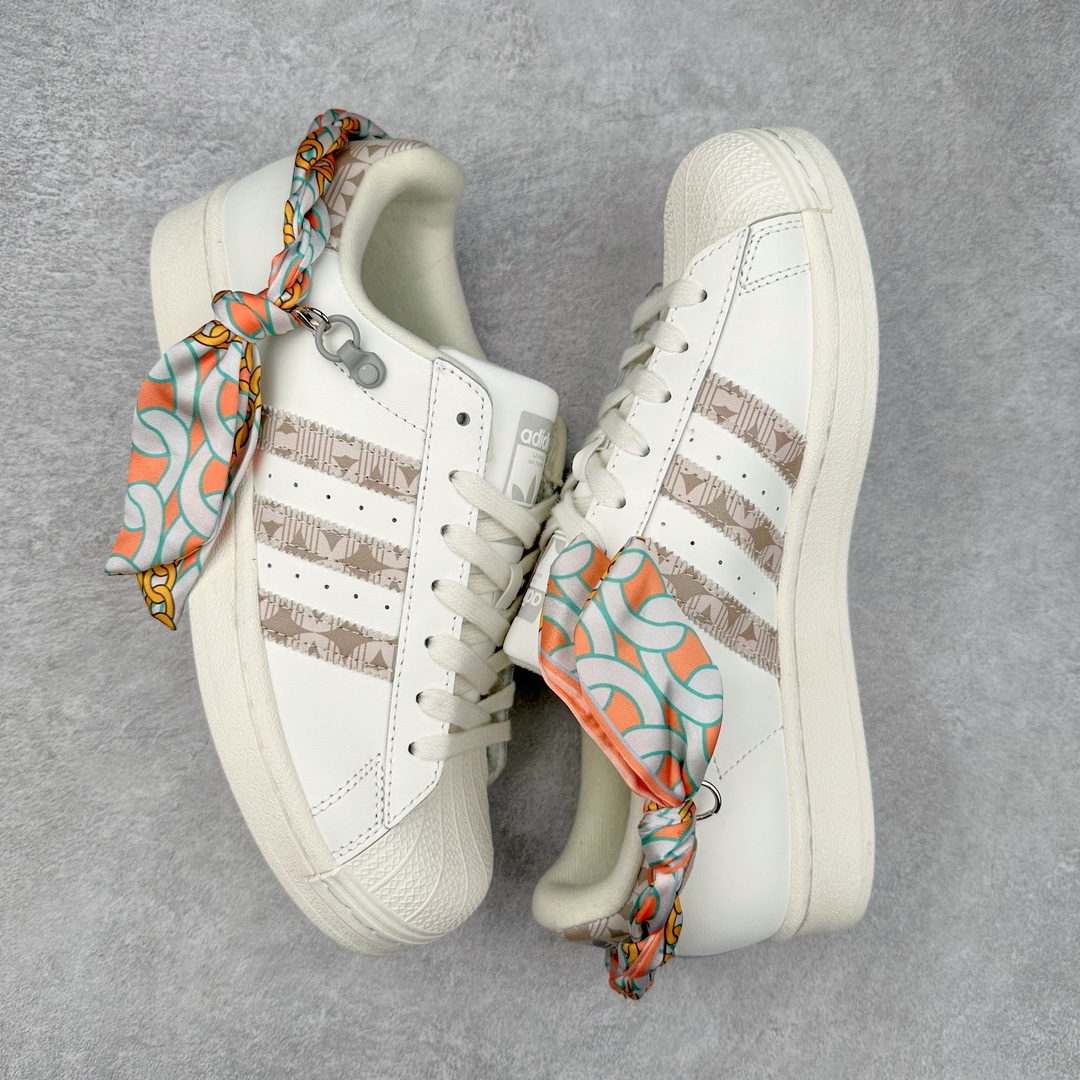 图片[3]-AD Originals Superstar 经典复古贝壳头板鞋 GE8988 诞生于1969年 是第一双将全皮面鞋 身与橡胶鞋头结合在一起的低帮篮球鞋 Superstar最开始 是作为高帮篮球鞋Pro Model的低帮版本而出现的 但因为其独特和醒目的橡胶鞋头造型而让大家熟知 被大家形象地称为\\\”shelltoe\\\”贝壳头 在70年代的美国职业篮球场上 接近3/4的NBA球员都将这双Superstar作为场上用鞋 80年代之后 经过不断的改良和发展 Superstar逐渐成为横跨时装、音乐、街头文化、休闲和运动等各大领域的时尚潮鞋 尺码：36 36.5 37 38 38.5 39 40 40.5 41 42 42.5 43 44 44.5 45-选品中心