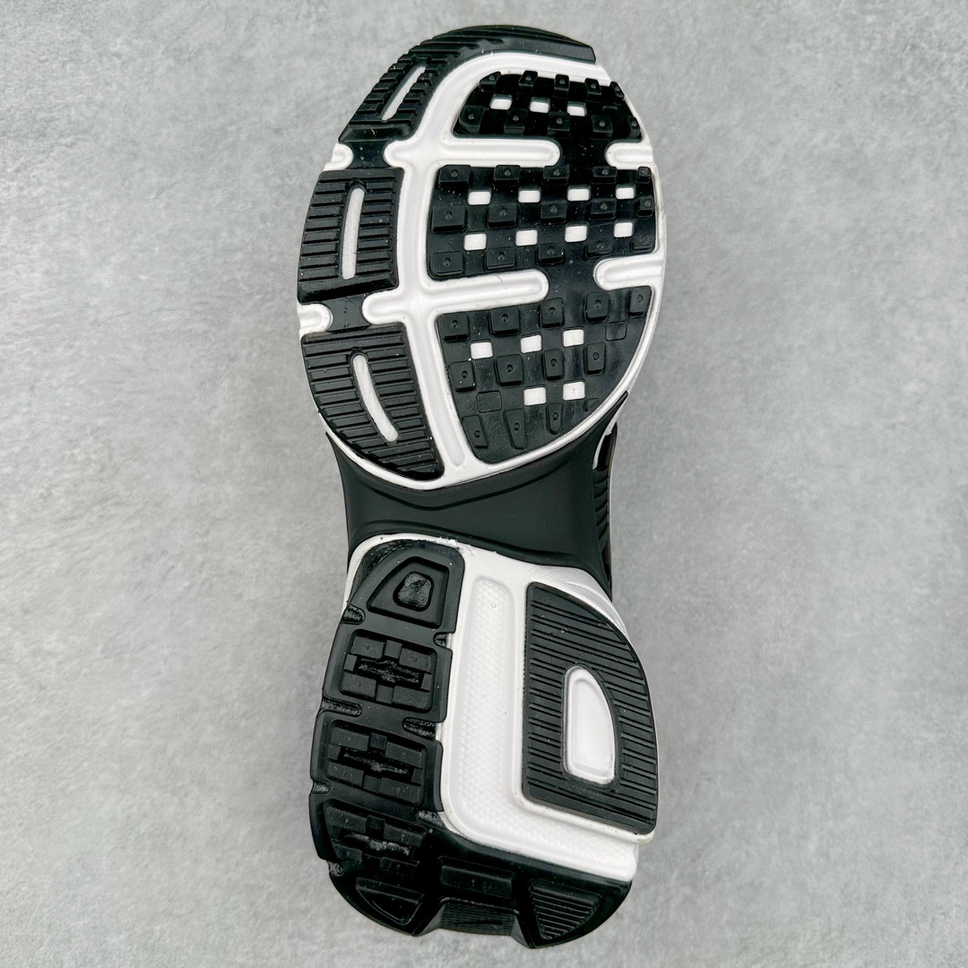 图片[9]-NK V2K Runtekk 减震防滑低帮 复古老爹鞋跑步鞋 FD0736-001 鞋款被命名为 Runtekk 设计上借鉴了 2000 年的跑鞋风格 配色上以金属银为主调 简练又有复古运动气质 材质上使用大面积网眼、皮革、TPU 组成 支撑和透气性肯定不错 中底处由 Cushlon 泡绵打造 保证在压马路时可以提供优秀脚感 并通过一手做旧氧化效果突出复古感 中底造型很容易让大家联想到巴黎世家3XL 增高效果同样不能忽视 尺码：36 36.5 37.5 38 38.5 39 40 40.5 41 42 42.5 43 44 44.5 45-选品中心