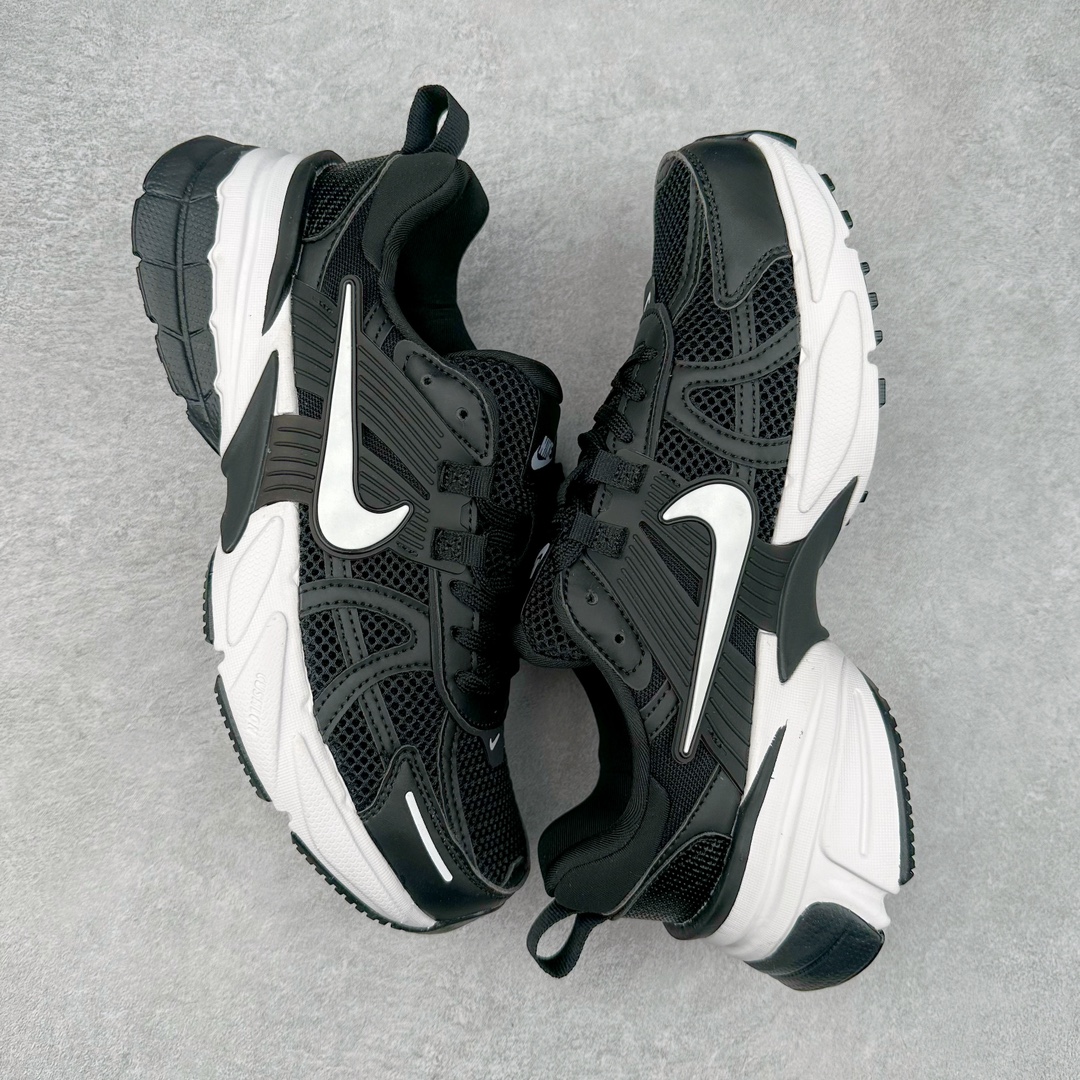 图片[3]-NK V2K Runtekk 减震防滑低帮 复古老爹鞋跑步鞋 FD0736-001 鞋款被命名为 Runtekk 设计上借鉴了 2000 年的跑鞋风格 配色上以金属银为主调 简练又有复古运动气质 材质上使用大面积网眼、皮革、TPU 组成 支撑和透气性肯定不错 中底处由 Cushlon 泡绵打造 保证在压马路时可以提供优秀脚感 并通过一手做旧氧化效果突出复古感 中底造型很容易让大家联想到巴黎世家3XL 增高效果同样不能忽视 尺码：36 36.5 37.5 38 38.5 39 40 40.5 41 42 42.5 43 44 44.5 45-选品中心