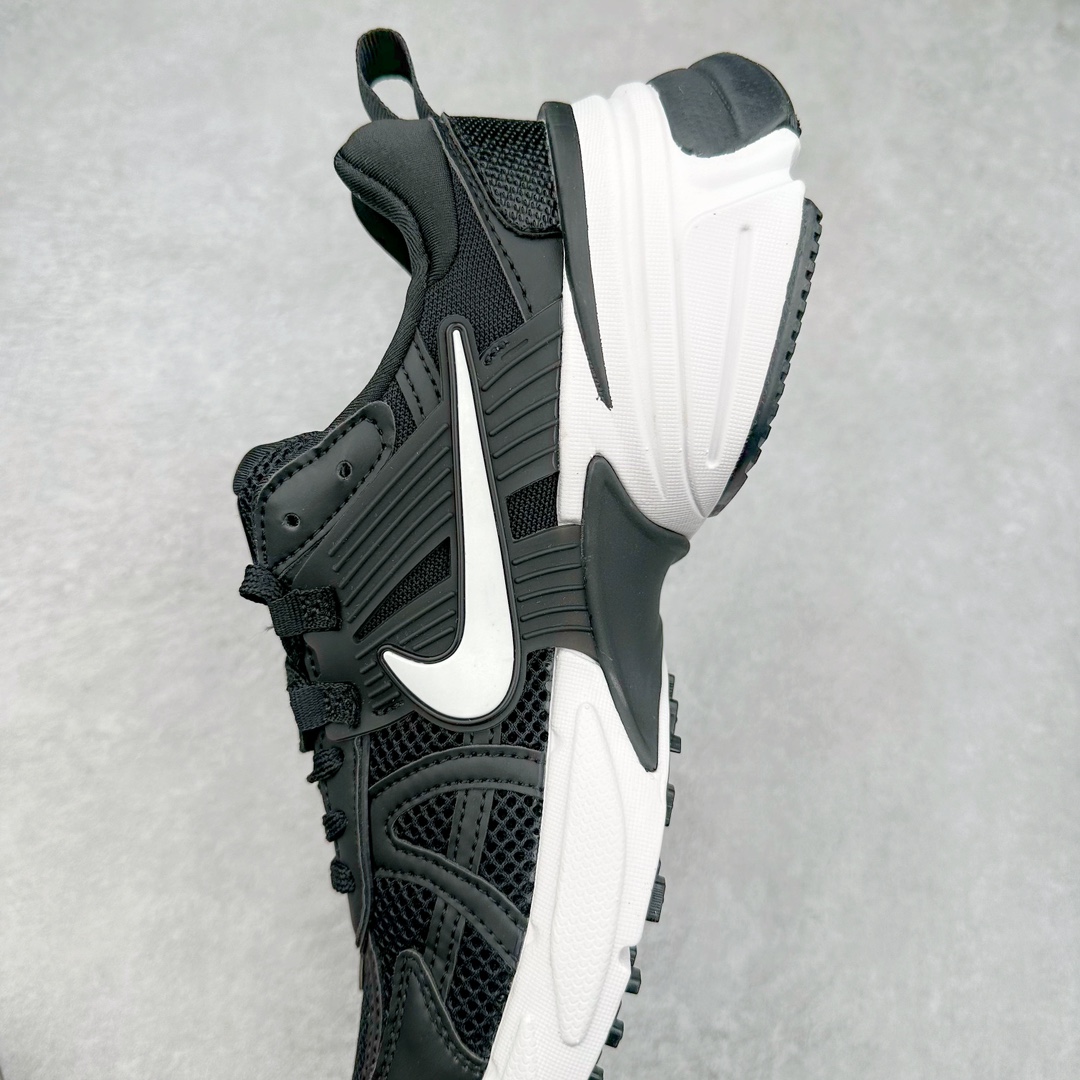 图片[7]-NK V2K Runtekk 减震防滑低帮 复古老爹鞋跑步鞋 FD0736-001 鞋款被命名为 Runtekk 设计上借鉴了 2000 年的跑鞋风格 配色上以金属银为主调 简练又有复古运动气质 材质上使用大面积网眼、皮革、TPU 组成 支撑和透气性肯定不错 中底处由 Cushlon 泡绵打造 保证在压马路时可以提供优秀脚感 并通过一手做旧氧化效果突出复古感 中底造型很容易让大家联想到巴黎世家3XL 增高效果同样不能忽视 尺码：36 36.5 37.5 38 38.5 39 40 40.5 41 42 42.5 43 44 44.5 45-选品中心