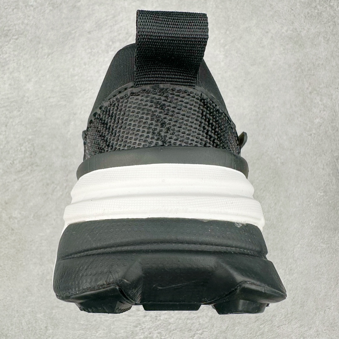 图片[8]-NK V2K Runtekk 减震防滑低帮 复古老爹鞋跑步鞋 FD0736-001 鞋款被命名为 Runtekk 设计上借鉴了 2000 年的跑鞋风格 配色上以金属银为主调 简练又有复古运动气质 材质上使用大面积网眼、皮革、TPU 组成 支撑和透气性肯定不错 中底处由 Cushlon 泡绵打造 保证在压马路时可以提供优秀脚感 并通过一手做旧氧化效果突出复古感 中底造型很容易让大家联想到巴黎世家3XL 增高效果同样不能忽视 尺码：36 36.5 37.5 38 38.5 39 40 40.5 41 42 42.5 43 44 44.5 45-选品中心