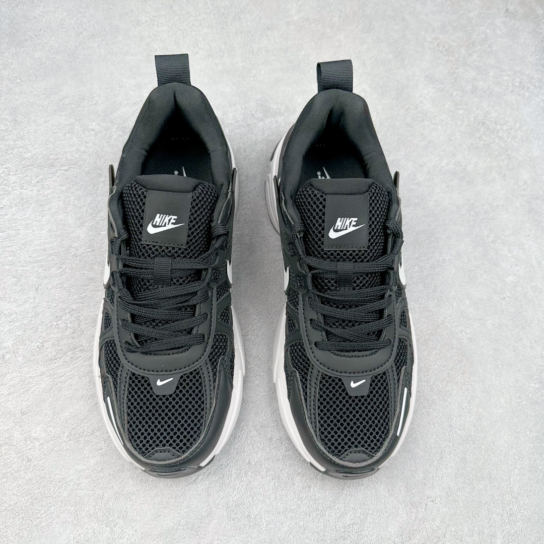 图片[2]-NK V2K Runtekk 减震防滑低帮 复古老爹鞋跑步鞋 FD0736-001 鞋款被命名为 Runtekk 设计上借鉴了 2000 年的跑鞋风格 配色上以金属银为主调 简练又有复古运动气质 材质上使用大面积网眼、皮革、TPU 组成 支撑和透气性肯定不错 中底处由 Cushlon 泡绵打造 保证在压马路时可以提供优秀脚感 并通过一手做旧氧化效果突出复古感 中底造型很容易让大家联想到巴黎世家3XL 增高效果同样不能忽视 尺码：36 36.5 37.5 38 38.5 39 40 40.5 41 42 42.5 43 44 44.5 45-选品中心