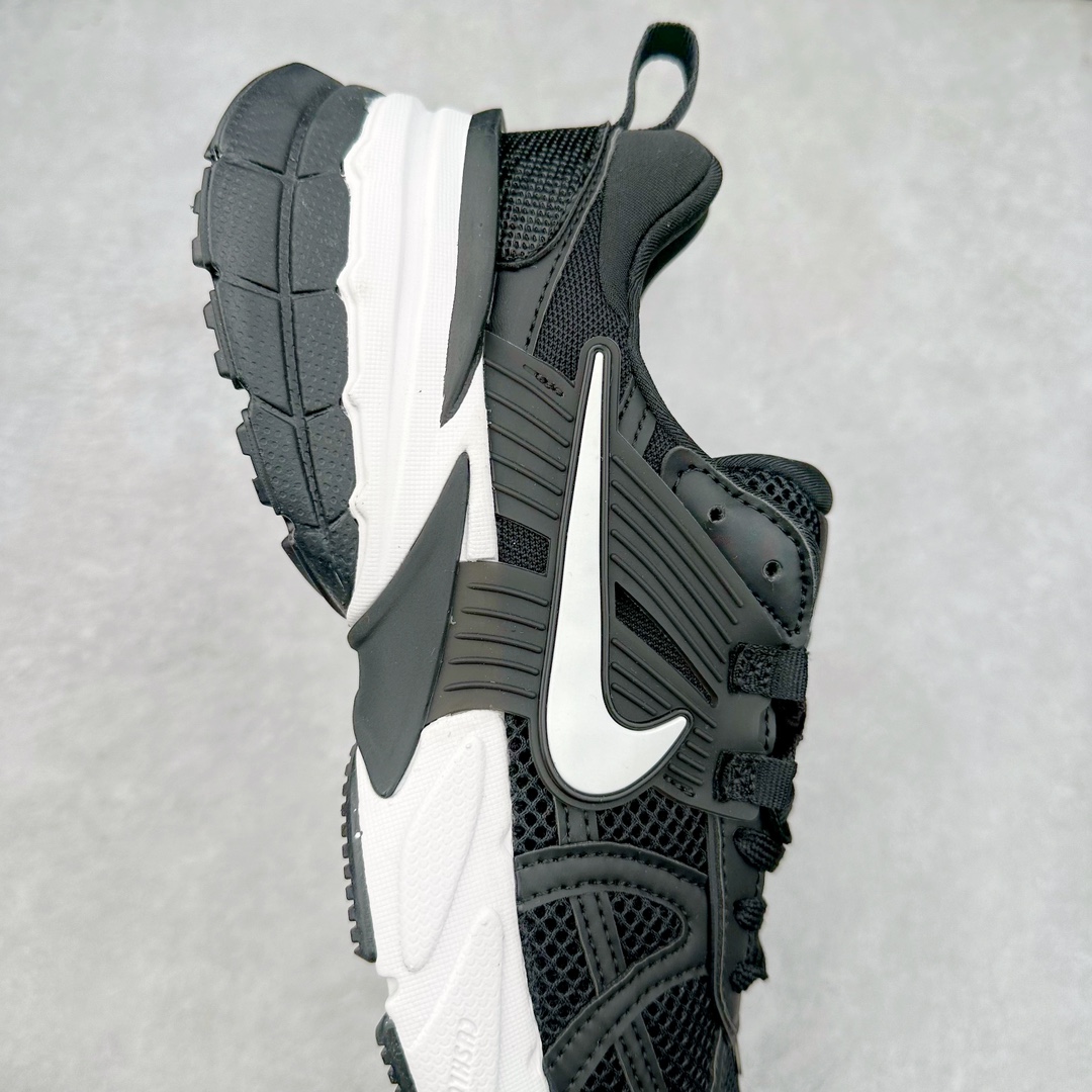 图片[6]-NK V2K Runtekk 减震防滑低帮 复古老爹鞋跑步鞋 FD0736-001 鞋款被命名为 Runtekk 设计上借鉴了 2000 年的跑鞋风格 配色上以金属银为主调 简练又有复古运动气质 材质上使用大面积网眼、皮革、TPU 组成 支撑和透气性肯定不错 中底处由 Cushlon 泡绵打造 保证在压马路时可以提供优秀脚感 并通过一手做旧氧化效果突出复古感 中底造型很容易让大家联想到巴黎世家3XL 增高效果同样不能忽视 尺码：36 36.5 37.5 38 38.5 39 40 40.5 41 42 42.5 43 44 44.5 45-选品中心