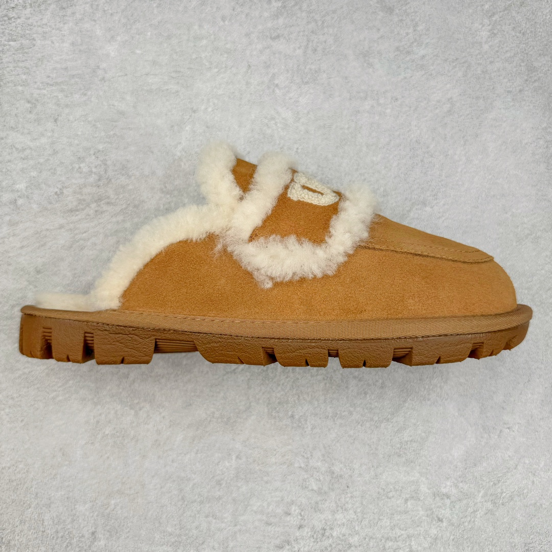 UGG W Classic Coquette Clog Slipper II 科凯特2.0系列时尚居家穆勒风包头舒适保暖露跟半拖鞋 货号:OB938 产品描述:休闲系列作为本季主力系列,轻盈耐磨的橡胶大底,让穿着的舒适性提升 品名:Classic Coquette Clog Slipper II 科凯特2.0系列鞋面:翻毛皮革/织物 尺码:35-40-选品中心