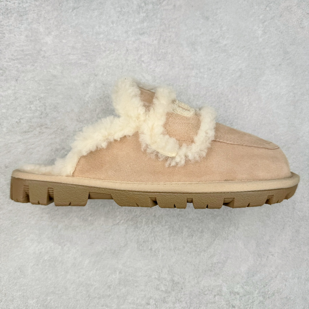 UGG W Classic Coquette Clog Slipper II 科凯特2.0系列时尚居家穆勒风包头舒适保暖露跟半拖鞋 货号:OB938 产品描述:休闲系列作为本季主力系列,轻盈耐磨的橡胶大底,让穿着的舒适性提升 品名:Classic Coquette Clog Slipper II 科凯特2.0系列鞋面:翻毛皮革/织物 尺码:35-40-选品中心