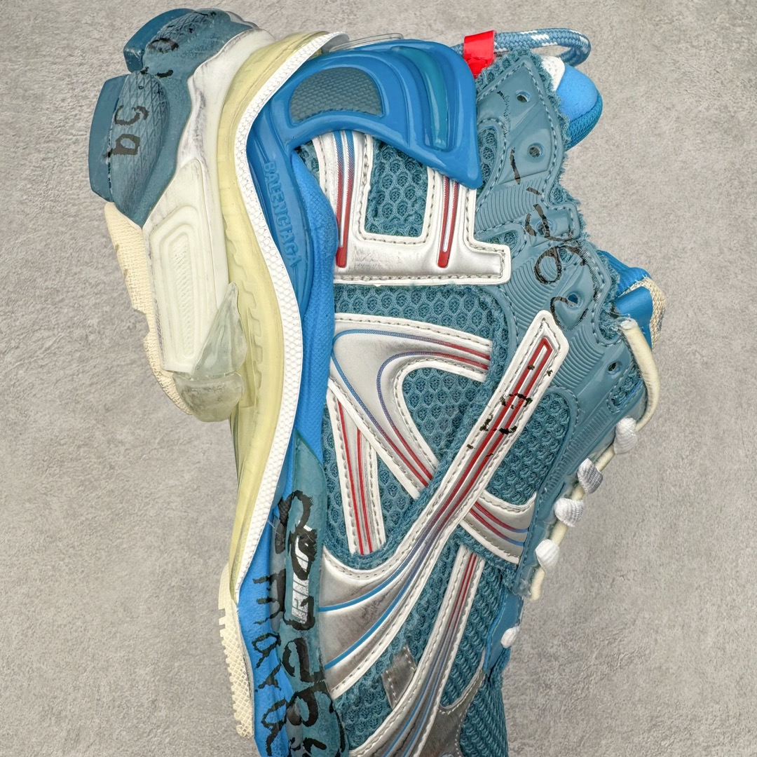 图片[6]-＃VG零售版 BALENCIAGA Runner Sneaker 巴黎世家七代慢跑系列低帮复古野跑潮流运动鞋老爹鞋 尼龙和网布材质 磨损效果 鞋头边缘印有尺码 背面浮印尺码 外侧印有跑者徽标 鞋舌刺绣 Balenciaga 品牌标识 鞋跟背面 Balenciaga品牌标识 材质采用65%聚氨酯、35%聚酯纤维 全新 Runner 鞋型轮廓借鉴于 2000 年初的复古线条 搭载大网眼面料制成鞋面基础，由粉色、白色尼龍与橡胶质地覆盖鞋面诠释线条感 当中透过几道手缝线与折损痕更是精准的掌握历经时间淬炼的破旧痕迹 延续其手法至鞋领、鞋跟、鞋带、中底等部分均饰有破损及脏污之貌 尤其是鞋领处与鞋带孔眼条更是采用不规则做旧技术将内容物泡棉随机露出 尺码：35 36 37 38 39 40 41 42 43 44 45 46-选品中心