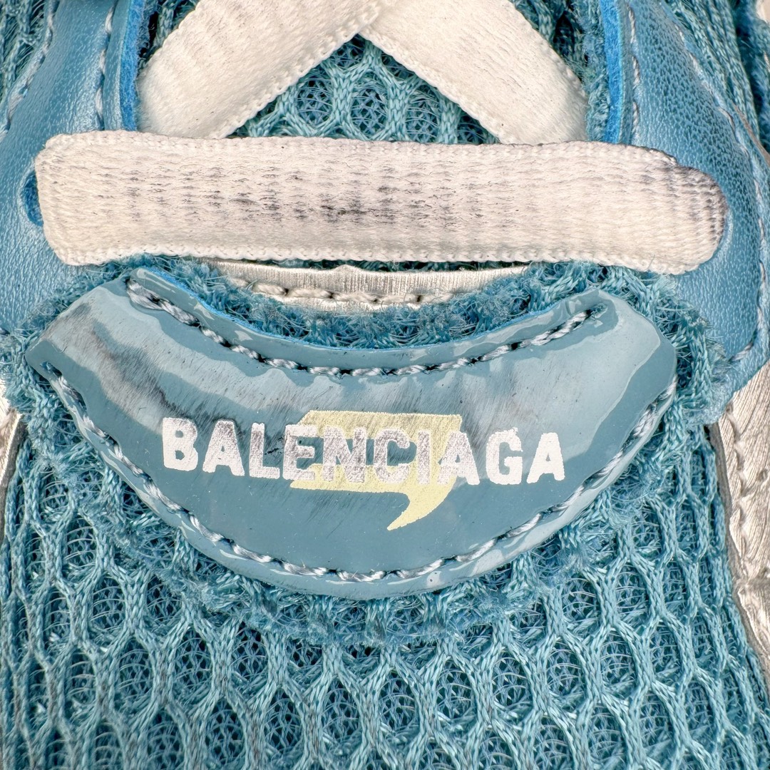 图片[13]-＃VG零售版 BALENCIAGA Runner Sneaker 巴黎世家七代慢跑系列低帮复古野跑潮流运动鞋老爹鞋 尼龙和网布材质 磨损效果 鞋头边缘印有尺码 背面浮印尺码 外侧印有跑者徽标 鞋舌刺绣 Balenciaga 品牌标识 鞋跟背面 Balenciaga品牌标识 材质采用65%聚氨酯、35%聚酯纤维 全新 Runner 鞋型轮廓借鉴于 2000 年初的复古线条 搭载大网眼面料制成鞋面基础，由粉色、白色尼龍与橡胶质地覆盖鞋面诠释线条感 当中透过几道手缝线与折损痕更是精准的掌握历经时间淬炼的破旧痕迹 延续其手法至鞋领、鞋跟、鞋带、中底等部分均饰有破损及脏污之貌 尤其是鞋领处与鞋带孔眼条更是采用不规则做旧技术将内容物泡棉随机露出 尺码：35 36 37 38 39 40 41 42 43 44 45 46-选品中心
