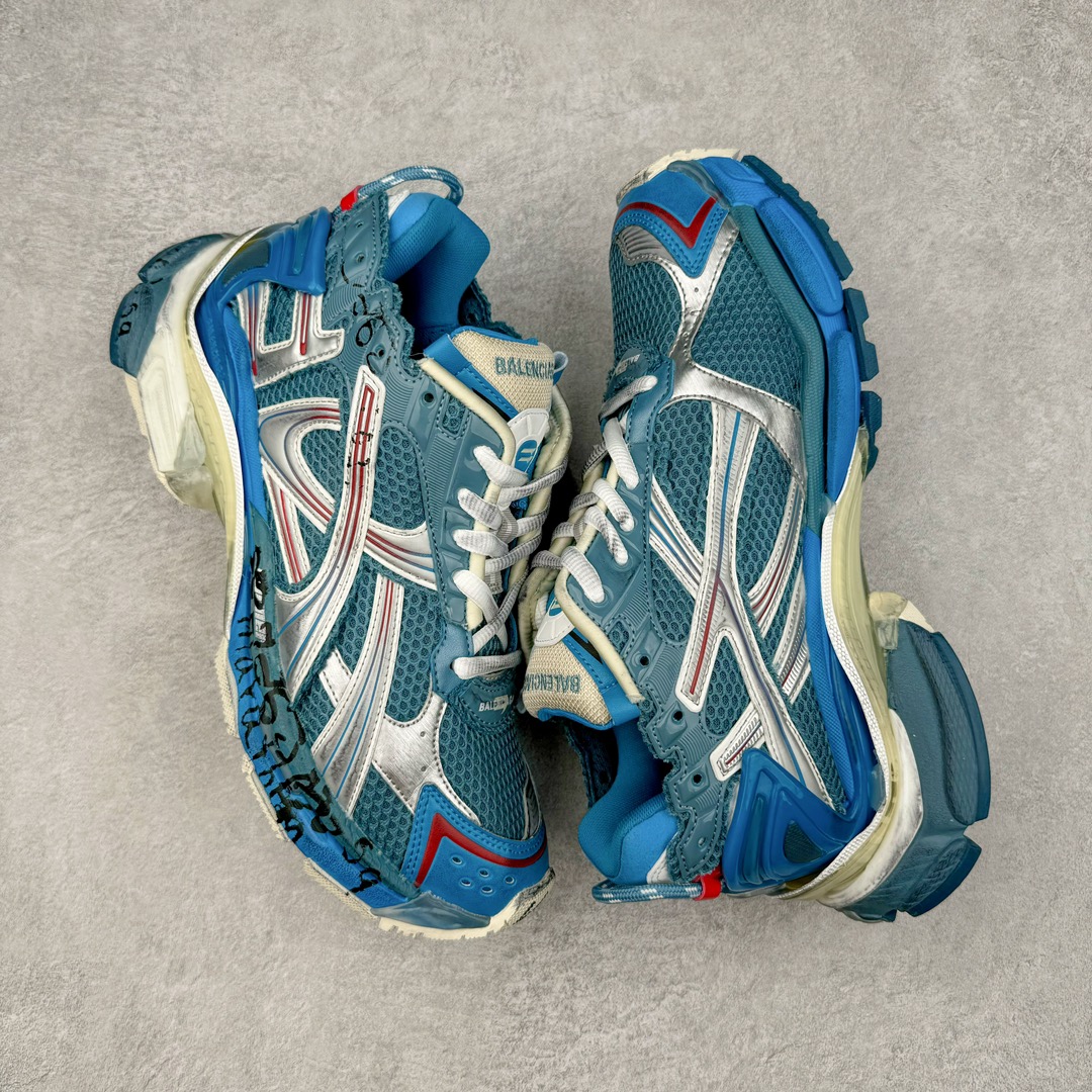 图片[3]-＃VG零售版 BALENCIAGA Runner Sneaker 巴黎世家七代慢跑系列低帮复古野跑潮流运动鞋老爹鞋 尼龙和网布材质 磨损效果 鞋头边缘印有尺码 背面浮印尺码 外侧印有跑者徽标 鞋舌刺绣 Balenciaga 品牌标识 鞋跟背面 Balenciaga品牌标识 材质采用65%聚氨酯、35%聚酯纤维 全新 Runner 鞋型轮廓借鉴于 2000 年初的复古线条 搭载大网眼面料制成鞋面基础，由粉色、白色尼龍与橡胶质地覆盖鞋面诠释线条感 当中透过几道手缝线与折损痕更是精准的掌握历经时间淬炼的破旧痕迹 延续其手法至鞋领、鞋跟、鞋带、中底等部分均饰有破损及脏污之貌 尤其是鞋领处与鞋带孔眼条更是采用不规则做旧技术将内容物泡棉随机露出 尺码：35 36 37 38 39 40 41 42 43 44 45 46-选品中心