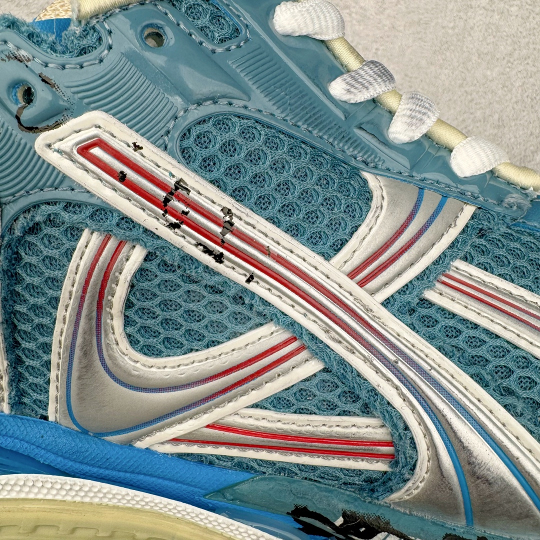 图片[18]-＃VG零售版 BALENCIAGA Runner Sneaker 巴黎世家七代慢跑系列低帮复古野跑潮流运动鞋老爹鞋 尼龙和网布材质 磨损效果 鞋头边缘印有尺码 背面浮印尺码 外侧印有跑者徽标 鞋舌刺绣 Balenciaga 品牌标识 鞋跟背面 Balenciaga品牌标识 材质采用65%聚氨酯、35%聚酯纤维 全新 Runner 鞋型轮廓借鉴于 2000 年初的复古线条 搭载大网眼面料制成鞋面基础，由粉色、白色尼龍与橡胶质地覆盖鞋面诠释线条感 当中透过几道手缝线与折损痕更是精准的掌握历经时间淬炼的破旧痕迹 延续其手法至鞋领、鞋跟、鞋带、中底等部分均饰有破损及脏污之貌 尤其是鞋领处与鞋带孔眼条更是采用不规则做旧技术将内容物泡棉随机露出 尺码：35 36 37 38 39 40 41 42 43 44 45 46-选品中心