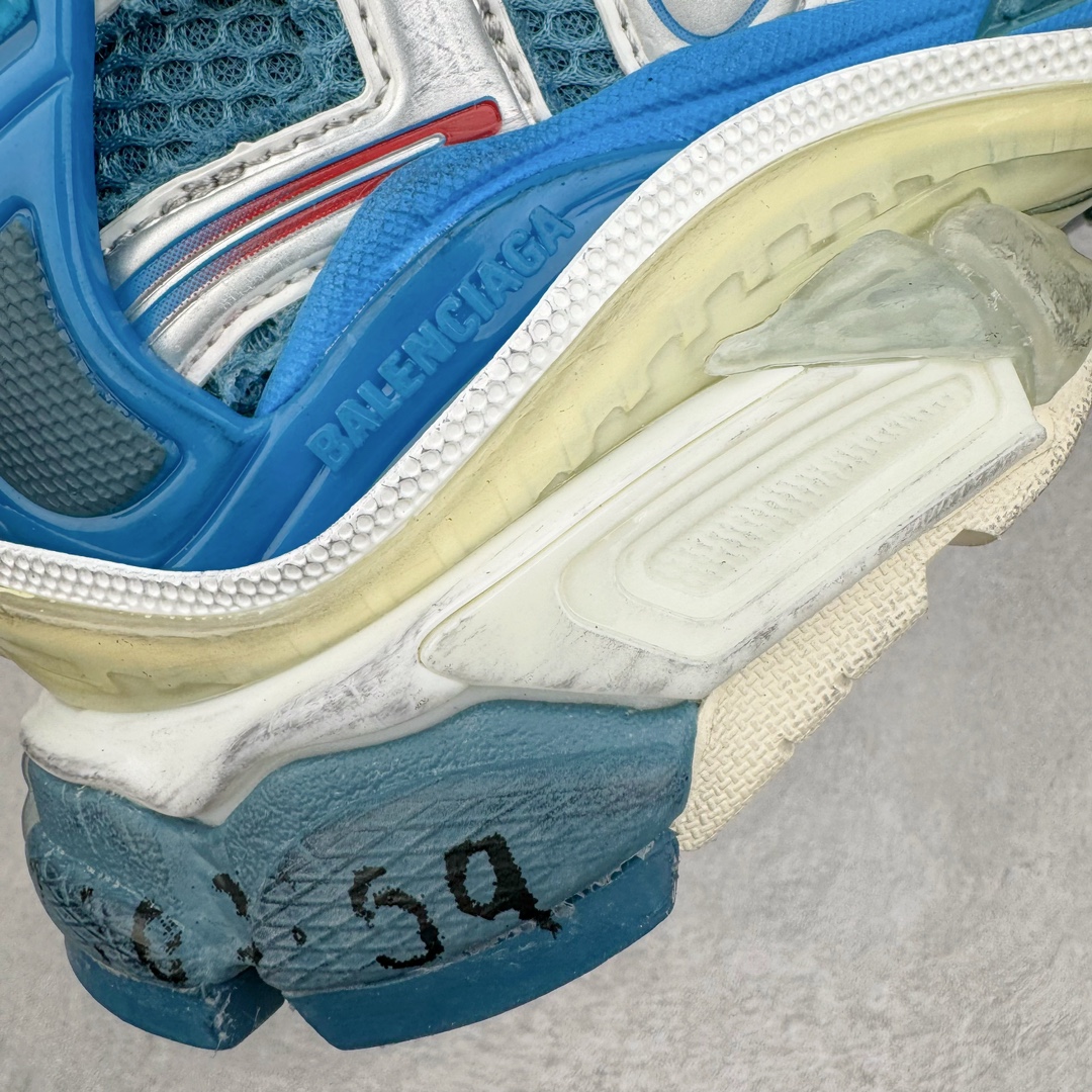 图片[17]-＃VG零售版 BALENCIAGA Runner Sneaker 巴黎世家七代慢跑系列低帮复古野跑潮流运动鞋老爹鞋 尼龙和网布材质 磨损效果 鞋头边缘印有尺码 背面浮印尺码 外侧印有跑者徽标 鞋舌刺绣 Balenciaga 品牌标识 鞋跟背面 Balenciaga品牌标识 材质采用65%聚氨酯、35%聚酯纤维 全新 Runner 鞋型轮廓借鉴于 2000 年初的复古线条 搭载大网眼面料制成鞋面基础，由粉色、白色尼龍与橡胶质地覆盖鞋面诠释线条感 当中透过几道手缝线与折损痕更是精准的掌握历经时间淬炼的破旧痕迹 延续其手法至鞋领、鞋跟、鞋带、中底等部分均饰有破损及脏污之貌 尤其是鞋领处与鞋带孔眼条更是采用不规则做旧技术将内容物泡棉随机露出 尺码：35 36 37 38 39 40 41 42 43 44 45 46-选品中心