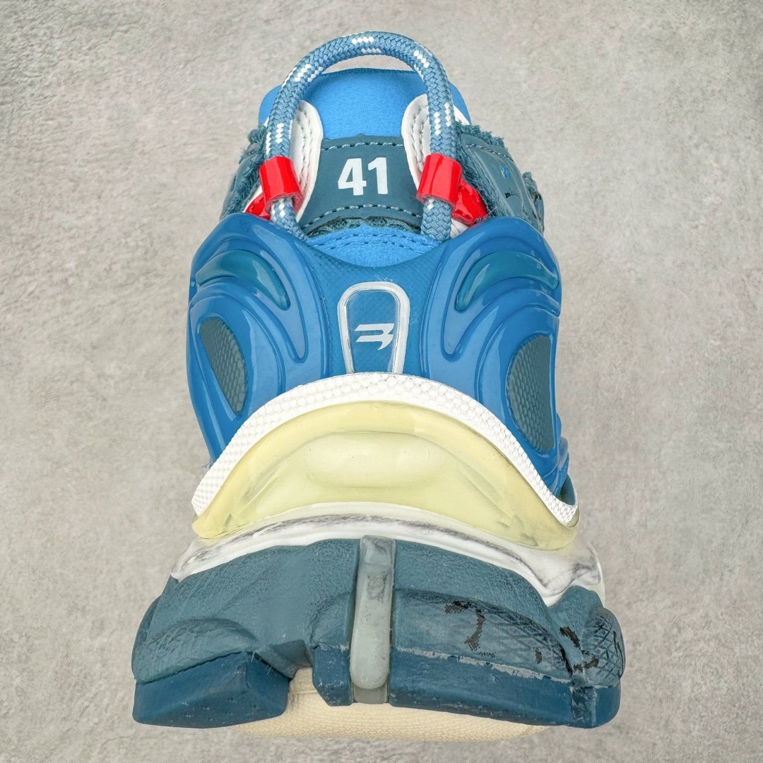 图片[8]-＃VG零售版 BALENCIAGA Runner Sneaker 巴黎世家七代慢跑系列低帮复古野跑潮流运动鞋老爹鞋 尼龙和网布材质 磨损效果 鞋头边缘印有尺码 背面浮印尺码 外侧印有跑者徽标 鞋舌刺绣 Balenciaga 品牌标识 鞋跟背面 Balenciaga品牌标识 材质采用65%聚氨酯、35%聚酯纤维 全新 Runner 鞋型轮廓借鉴于 2000 年初的复古线条 搭载大网眼面料制成鞋面基础，由粉色、白色尼龍与橡胶质地覆盖鞋面诠释线条感 当中透过几道手缝线与折损痕更是精准的掌握历经时间淬炼的破旧痕迹 延续其手法至鞋领、鞋跟、鞋带、中底等部分均饰有破损及脏污之貌 尤其是鞋领处与鞋带孔眼条更是采用不规则做旧技术将内容物泡棉随机露出 尺码：35 36 37 38 39 40 41 42 43 44 45 46-选品中心