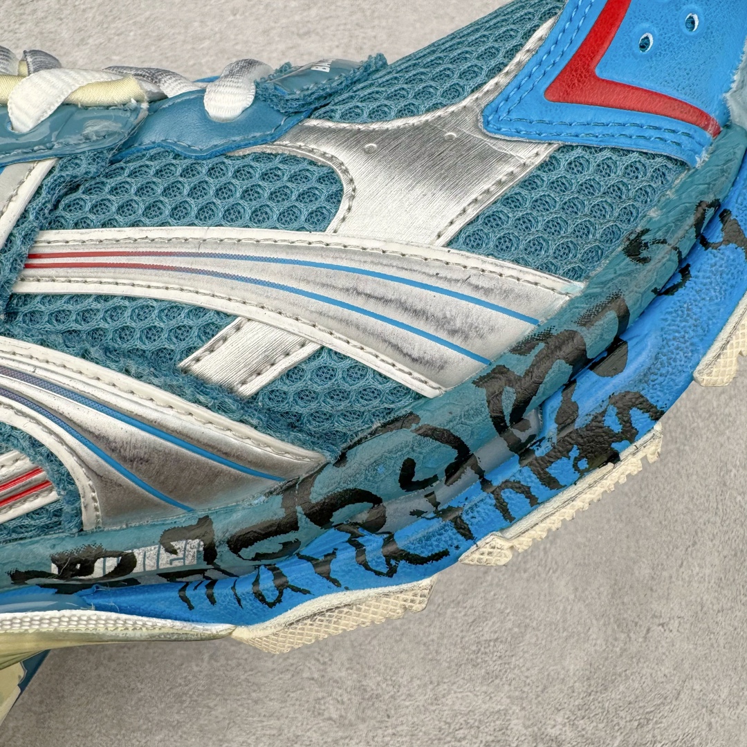 图片[19]-＃VG零售版 BALENCIAGA Runner Sneaker 巴黎世家七代慢跑系列低帮复古野跑潮流运动鞋老爹鞋 尼龙和网布材质 磨损效果 鞋头边缘印有尺码 背面浮印尺码 外侧印有跑者徽标 鞋舌刺绣 Balenciaga 品牌标识 鞋跟背面 Balenciaga品牌标识 材质采用65%聚氨酯、35%聚酯纤维 全新 Runner 鞋型轮廓借鉴于 2000 年初的复古线条 搭载大网眼面料制成鞋面基础，由粉色、白色尼龍与橡胶质地覆盖鞋面诠释线条感 当中透过几道手缝线与折损痕更是精准的掌握历经时间淬炼的破旧痕迹 延续其手法至鞋领、鞋跟、鞋带、中底等部分均饰有破损及脏污之貌 尤其是鞋领处与鞋带孔眼条更是采用不规则做旧技术将内容物泡棉随机露出 尺码：35 36 37 38 39 40 41 42 43 44 45 46-选品中心