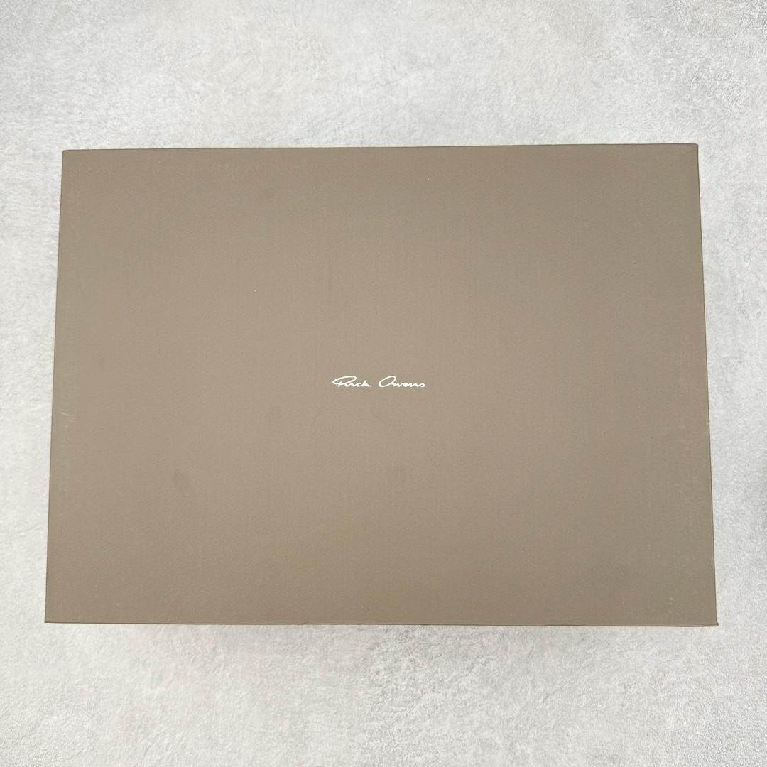 图片[10]-＃GD广顶 Rick Owens Drkshdw 瑞克·欧文斯低帮皮面时尚运动板鞋 奶白 二级市场已经7K以上 平台客户随意卖四位数 RO广东原厂出品 纯原天花板 原版一比一复刻 冲正绝不翻车 还原度达到百分之98以上 原楦开发纸版版型 ZP拆解原版1：1复模裁片纸版 力求做到0错位 这样才能达到和zp一致的鞋型味道 采用进口cnc数控机床开发对版独家tpu奶香大底 区别于市场所有版本 zp同源全头层粒面小牛皮 达到和zp一致手感 原厂进口细纹布 万邦订购原厂高弹粉红色海绵 内里搭配软质细腻羊皮 TPU高密度大底 软硬度透光度高已经测试和原版一致 尺码：39 40 41 42 43 44 45 46-选品中心