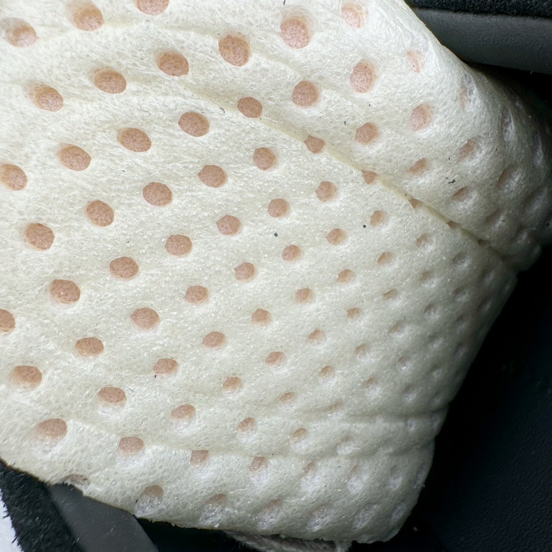 图片[11]-＃GD广顶 Rick Owens Drkshdw 瑞克·欧文斯低帮皮面时尚运动板鞋 奶白 二级市场已经7K以上 平台客户随意卖四位数 RO广东原厂出品 纯原天花板 原版一比一复刻 冲正绝不翻车 还原度达到百分之98以上 原楦开发纸版版型 ZP拆解原版1：1复模裁片纸版 力求做到0错位 这样才能达到和zp一致的鞋型味道 采用进口cnc数控机床开发对版独家tpu奶香大底 区别于市场所有版本 zp同源全头层粒面小牛皮 达到和zp一致手感 原厂进口细纹布 万邦订购原厂高弹粉红色海绵 内里搭配软质细腻羊皮 TPU高密度大底 软硬度透光度高已经测试和原版一致 尺码：39 40 41 42 43 44 45 46-选品中心