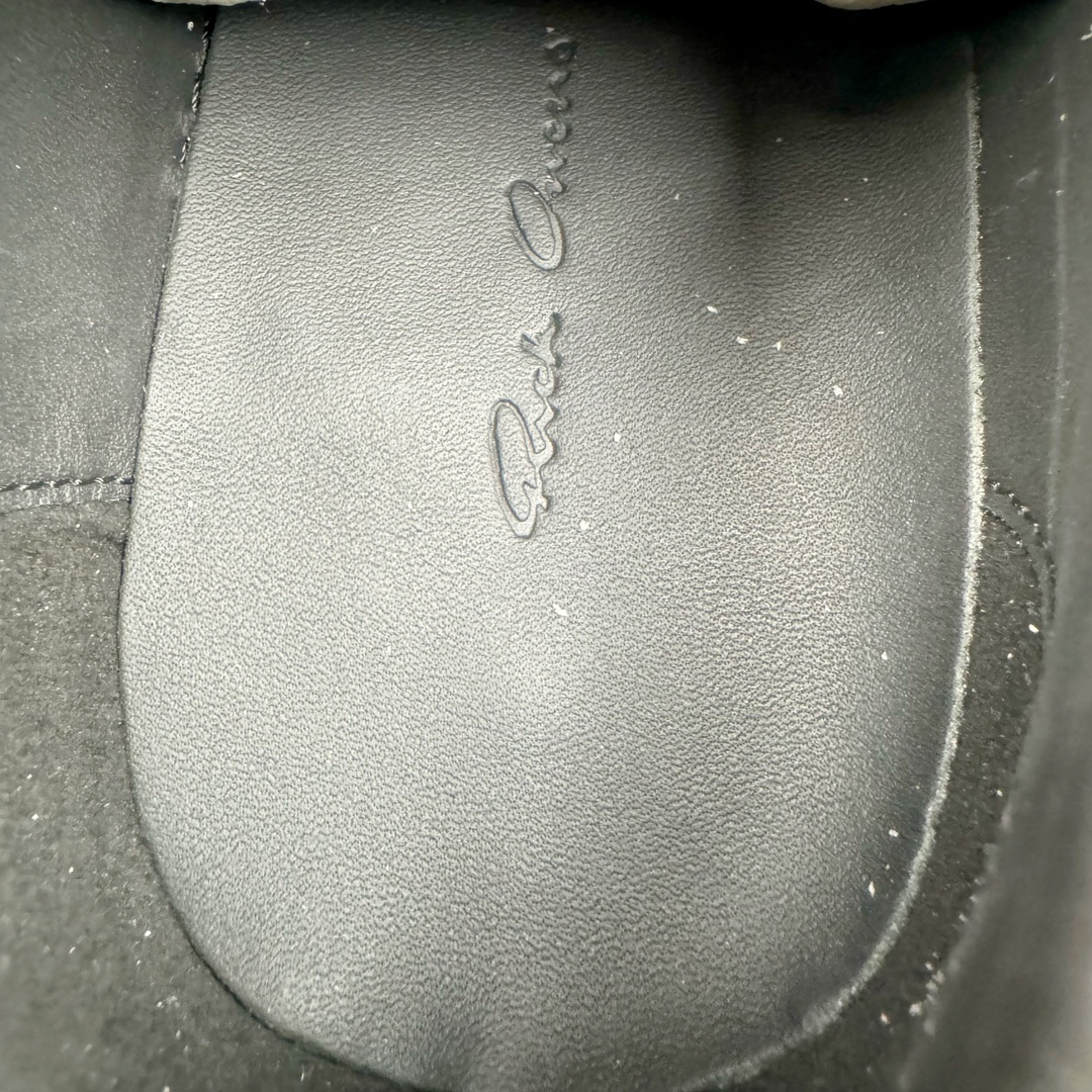 图片[20]-＃GD广顶 Rick Owens Drkshdw 瑞克·欧文斯低帮皮面时尚运动板鞋 奶白 二级市场已经7K以上 平台客户随意卖四位数 RO广东原厂出品 纯原天花板 原版一比一复刻 冲正绝不翻车 还原度达到百分之98以上 原楦开发纸版版型 ZP拆解原版1：1复模裁片纸版 力求做到0错位 这样才能达到和zp一致的鞋型味道 采用进口cnc数控机床开发对版独家tpu奶香大底 区别于市场所有版本 zp同源全头层粒面小牛皮 达到和zp一致手感 原厂进口细纹布 万邦订购原厂高弹粉红色海绵 内里搭配软质细腻羊皮 TPU高密度大底 软硬度透光度高已经测试和原版一致 尺码：39 40 41 42 43 44 45 46-选品中心