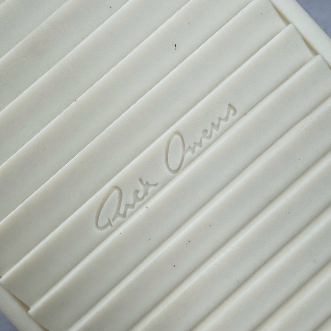 图片[19]-＃GD广顶 Rick Owens Drkshdw 瑞克·欧文斯低帮皮面时尚运动板鞋 奶白 二级市场已经7K以上 平台客户随意卖四位数 RO广东原厂出品 纯原天花板 原版一比一复刻 冲正绝不翻车 还原度达到百分之98以上 原楦开发纸版版型 ZP拆解原版1：1复模裁片纸版 力求做到0错位 这样才能达到和zp一致的鞋型味道 采用进口cnc数控机床开发对版独家tpu奶香大底 区别于市场所有版本 zp同源全头层粒面小牛皮 达到和zp一致手感 原厂进口细纹布 万邦订购原厂高弹粉红色海绵 内里搭配软质细腻羊皮 TPU高密度大底 软硬度透光度高已经测试和原版一致 尺码：39 40 41 42 43 44 45 46-选品中心