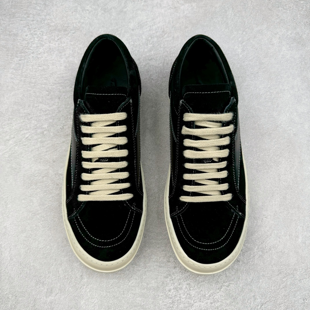 图片[2]-＃GD广顶 Rick Owens Drkshdw 瑞克·欧文斯低帮皮面时尚运动板鞋 奶白 二级市场已经7K以上 平台客户随意卖四位数 RO广东原厂出品 纯原天花板 原版一比一复刻 冲正绝不翻车 还原度达到百分之98以上 原楦开发纸版版型 ZP拆解原版1：1复模裁片纸版 力求做到0错位 这样才能达到和zp一致的鞋型味道 采用进口cnc数控机床开发对版独家tpu奶香大底 区别于市场所有版本 zp同源全头层粒面小牛皮 达到和zp一致手感 原厂进口细纹布 万邦订购原厂高弹粉红色海绵 内里搭配软质细腻羊皮 TPU高密度大底 软硬度透光度高已经测试和原版一致 尺码：39 40 41 42 43 44 45 46-选品中心