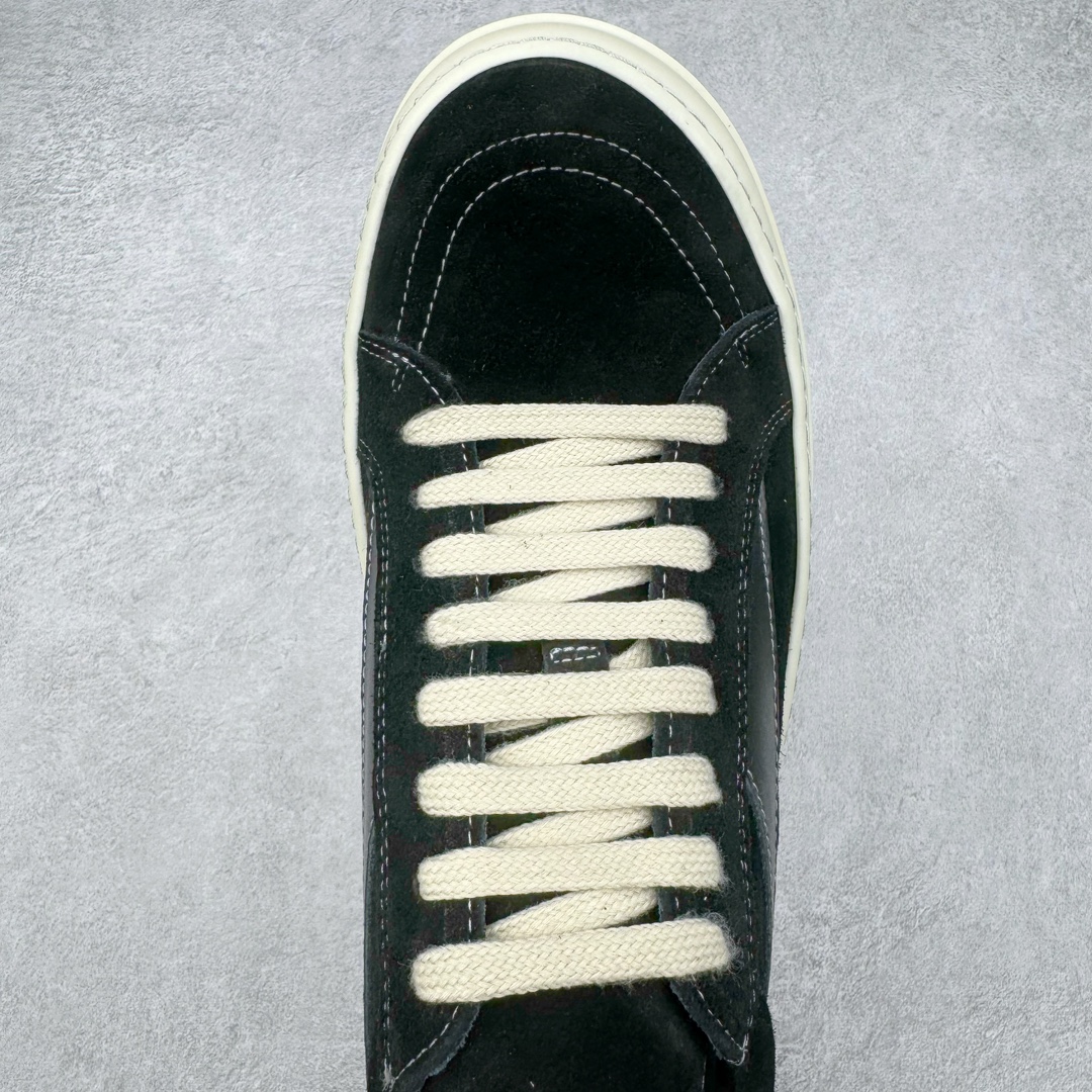 图片[4]-＃GD广顶 Rick Owens Drkshdw 瑞克·欧文斯低帮皮面时尚运动板鞋 奶白 二级市场已经7K以上 平台客户随意卖四位数 RO广东原厂出品 纯原天花板 原版一比一复刻 冲正绝不翻车 还原度达到百分之98以上 原楦开发纸版版型 ZP拆解原版1：1复模裁片纸版 力求做到0错位 这样才能达到和zp一致的鞋型味道 采用进口cnc数控机床开发对版独家tpu奶香大底 区别于市场所有版本 zp同源全头层粒面小牛皮 达到和zp一致手感 原厂进口细纹布 万邦订购原厂高弹粉红色海绵 内里搭配软质细腻羊皮 TPU高密度大底 软硬度透光度高已经测试和原版一致 尺码：39 40 41 42 43 44 45 46-选品中心