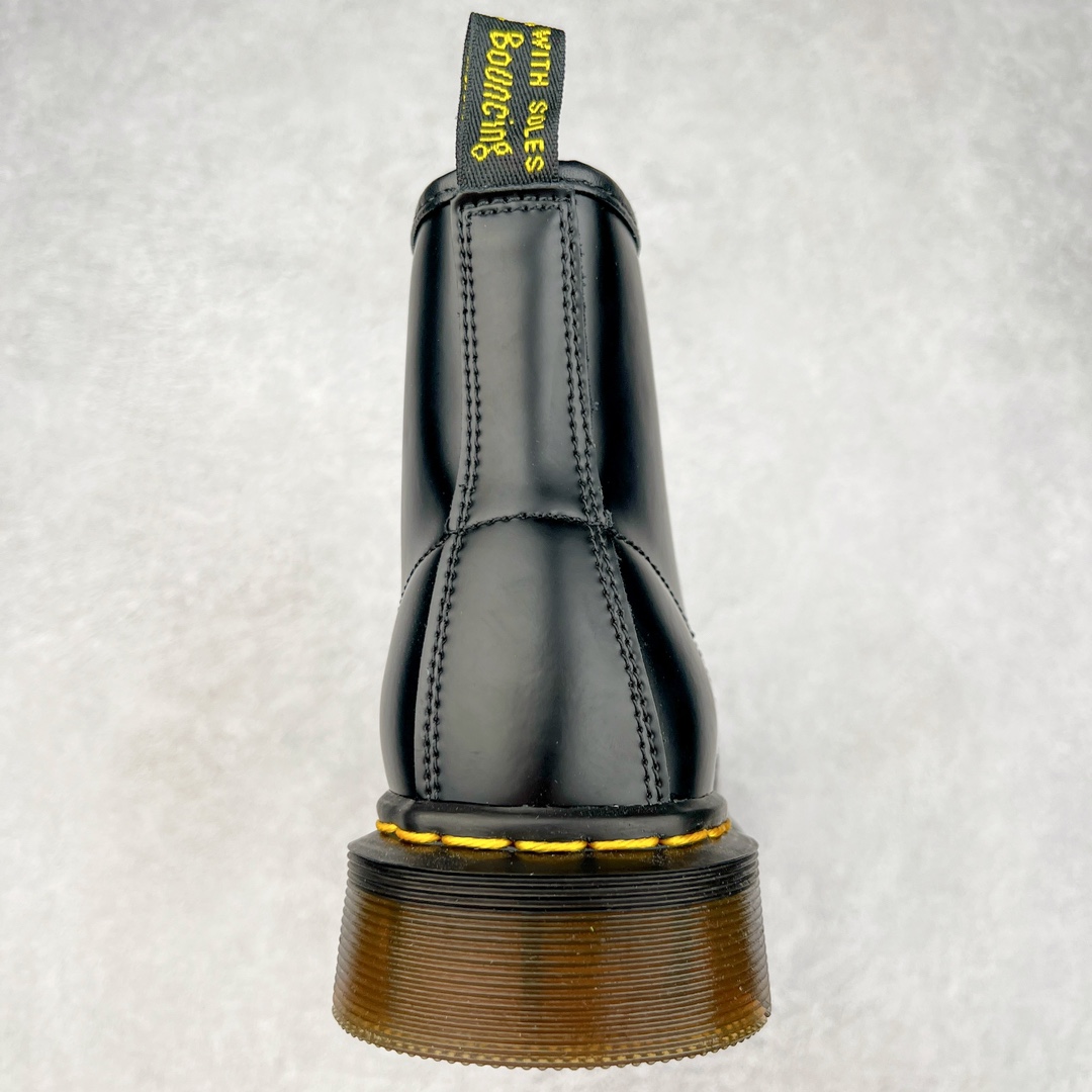 图片[8]-＃福利特价 Dr.Martens 马汀博士经典牛皮革舒适百撘马丁靴 马汀博士作为一个具有独特魅力的品牌 吸引了一群各具特色、而又崇尚本真精神的人 他们主张表达自我 他们每一个人都是世问独特的存在 从风格来看 马汀博士极简的鞋型轮廓 使鞋靴能轻松融入穿着者的造型 从而形成独具特色的风格 从实用性来看 耐穿舒适的体验感 为马汀博士成为街头潮流奠定了基础 从情感方面来看 这些具有辨识度的鞋子还是独特态度和权力赋予的象征 尺码：35 36 37 38 39 40 41 42 43 44-选品中心