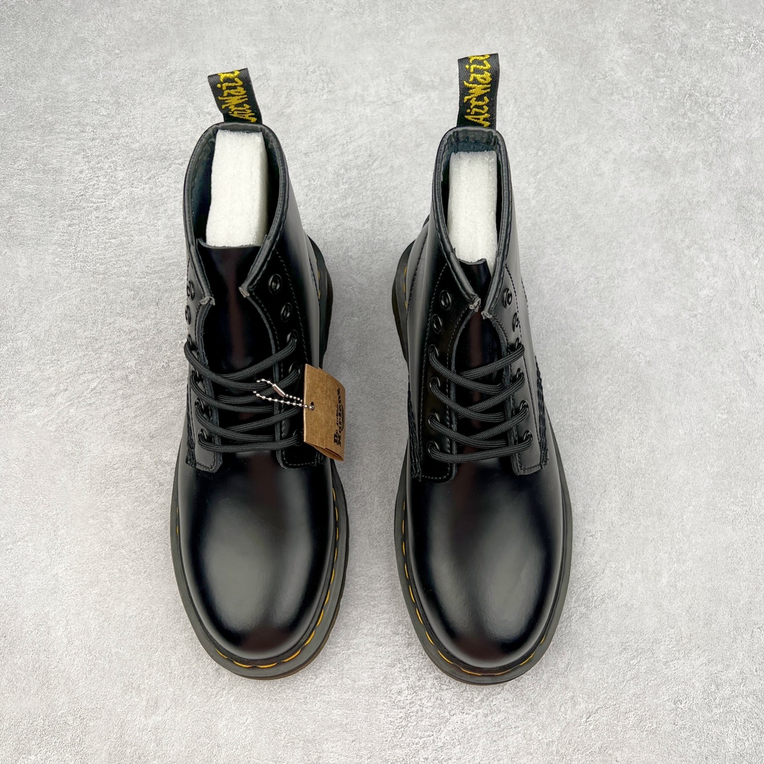 图片[2]-＃福利特价 Dr.Martens 马汀博士经典牛皮革舒适百撘马丁靴 马汀博士作为一个具有独特魅力的品牌 吸引了一群各具特色、而又崇尚本真精神的人 他们主张表达自我 他们每一个人都是世问独特的存在 从风格来看 马汀博士极简的鞋型轮廓 使鞋靴能轻松融入穿着者的造型 从而形成独具特色的风格 从实用性来看 耐穿舒适的体验感 为马汀博士成为街头潮流奠定了基础 从情感方面来看 这些具有辨识度的鞋子还是独特态度和权力赋予的象征 尺码：35 36 37 38 39 40 41 42 43 44-选品中心