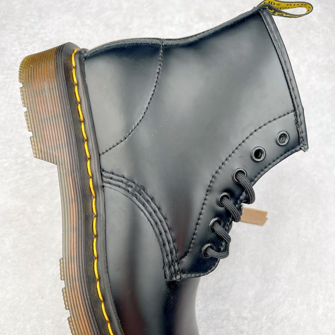 图片[6]-＃福利特价 Dr.Martens 马汀博士经典牛皮革舒适百撘马丁靴 马汀博士作为一个具有独特魅力的品牌 吸引了一群各具特色、而又崇尚本真精神的人 他们主张表达自我 他们每一个人都是世问独特的存在 从风格来看 马汀博士极简的鞋型轮廓 使鞋靴能轻松融入穿着者的造型 从而形成独具特色的风格 从实用性来看 耐穿舒适的体验感 为马汀博士成为街头潮流奠定了基础 从情感方面来看 这些具有辨识度的鞋子还是独特态度和权力赋予的象征 尺码：35 36 37 38 39 40 41 42 43 44-选品中心