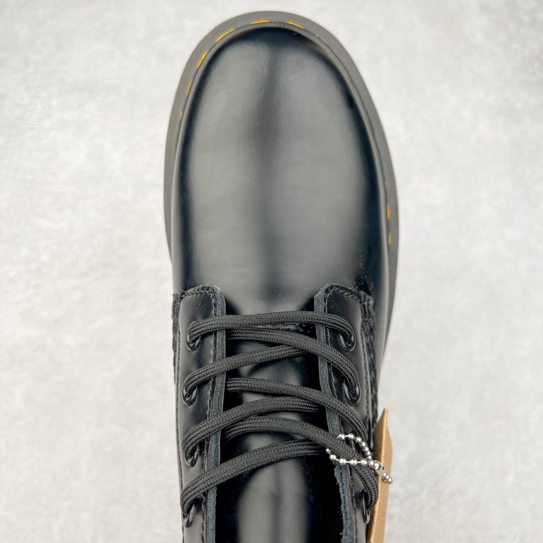 图片[4]-＃福利特价 Dr.Martens 马汀博士经典牛皮革舒适百撘马丁靴 马汀博士作为一个具有独特魅力的品牌 吸引了一群各具特色、而又崇尚本真精神的人 他们主张表达自我 他们每一个人都是世问独特的存在 从风格来看 马汀博士极简的鞋型轮廓 使鞋靴能轻松融入穿着者的造型 从而形成独具特色的风格 从实用性来看 耐穿舒适的体验感 为马汀博士成为街头潮流奠定了基础 从情感方面来看 这些具有辨识度的鞋子还是独特态度和权力赋予的象征 尺码：35 36 37 38 39 40 41 42 43 44-选品中心