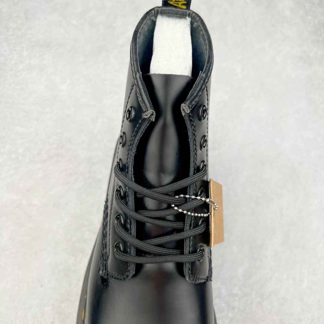 图片[5]-＃福利特价 Dr.Martens 马汀博士经典牛皮革舒适百撘马丁靴 马汀博士作为一个具有独特魅力的品牌 吸引了一群各具特色、而又崇尚本真精神的人 他们主张表达自我 他们每一个人都是世问独特的存在 从风格来看 马汀博士极简的鞋型轮廓 使鞋靴能轻松融入穿着者的造型 从而形成独具特色的风格 从实用性来看 耐穿舒适的体验感 为马汀博士成为街头潮流奠定了基础 从情感方面来看 这些具有辨识度的鞋子还是独特态度和权力赋予的象征 尺码：35 36 37 38 39 40 41 42 43 44-选品中心