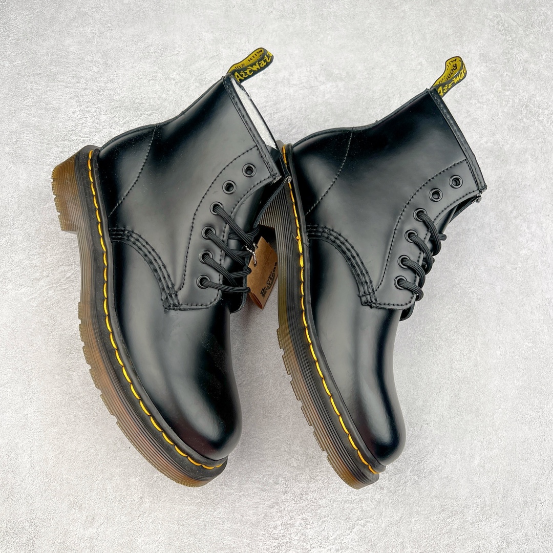图片[3]-＃福利特价 Dr.Martens 马汀博士经典牛皮革舒适百撘马丁靴 马汀博士作为一个具有独特魅力的品牌 吸引了一群各具特色、而又崇尚本真精神的人 他们主张表达自我 他们每一个人都是世问独特的存在 从风格来看 马汀博士极简的鞋型轮廓 使鞋靴能轻松融入穿着者的造型 从而形成独具特色的风格 从实用性来看 耐穿舒适的体验感 为马汀博士成为街头潮流奠定了基础 从情感方面来看 这些具有辨识度的鞋子还是独特态度和权力赋予的象征 尺码：35 36 37 38 39 40 41 42 43 44-选品中心