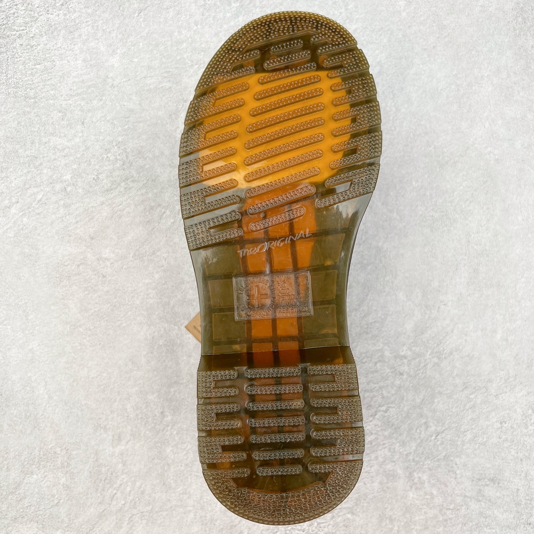 图片[9]-＃福利特价 Dr.Martens 马汀博士经典牛皮革舒适百撘马丁靴 马汀博士作为一个具有独特魅力的品牌 吸引了一群各具特色、而又崇尚本真精神的人 他们主张表达自我 他们每一个人都是世问独特的存在 从风格来看 马汀博士极简的鞋型轮廓 使鞋靴能轻松融入穿着者的造型 从而形成独具特色的风格 从实用性来看 耐穿舒适的体验感 为马汀博士成为街头潮流奠定了基础 从情感方面来看 这些具有辨识度的鞋子还是独特态度和权力赋予的象征 尺码：35 36 37 38 39 40 41 42 43 44-选品中心