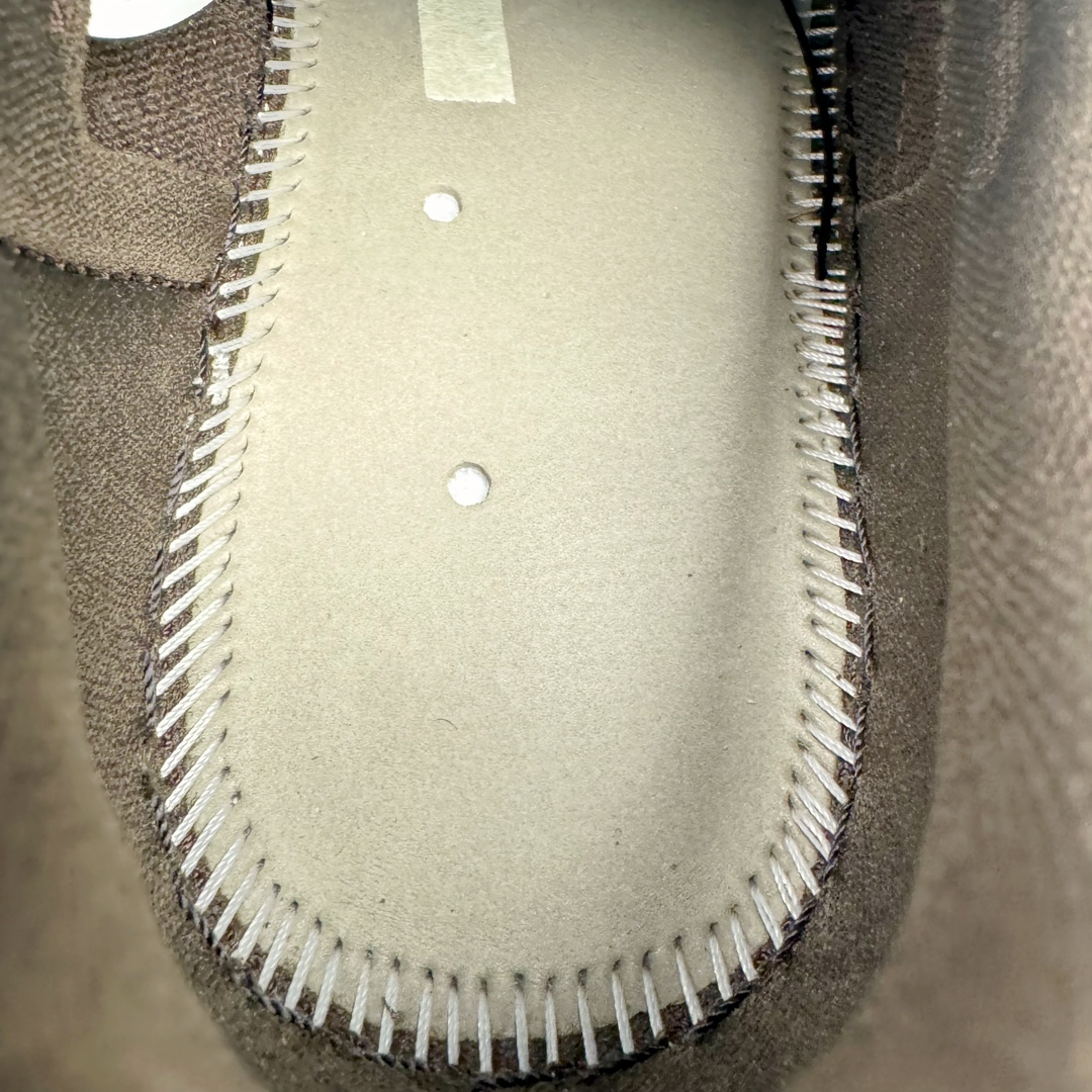 图片[23]-＃FK纯原 Travis Scott x Air Jordan AJ1 Low OG SP TS联名倒钩9.0低帮 黑棕 DM7688-202 外贸高端零售特供批次 产品品控稳定性领先行业 各方面均可对飙L版 良心定价不杀猪 原厂全套原楦原纸板冲刀磨具开发 原厂皮料加持 原厂港宝加持定型后跟R度完美 同源原厂电绣 鬼脸飞翼针数密度立体效果一致 百分百一致原鞋 原厂拉帮工艺 针距密度一致 后跟弧度收口自然不对折 极致一眼正品既视感 进口玻璃冲刀皮料裁剪零毛边 全鞋电脑针车工艺 品控清洁度最高QC检验标准 免检产品 原厂订购鞋盒、鞋标、防尘纸、鞋撑、鞋带 追求极致的原厂味道 尺码：36 36.5 37.5 38 38.5 39 40 40.5 41 42 42.5 43 44 44.5 45 46 47.5 48.5-选品中心