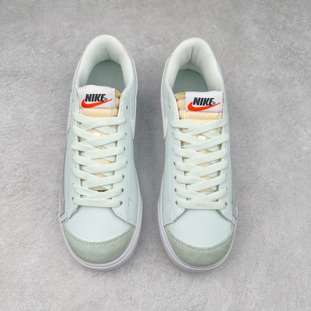 图片[2]-NK Blazer Low \’1977 VNTG SS经典开拓者低帮百搭休闲厚底运动板鞋 采用环保材料的大底 独特的鞋面连者鞋底印刷 演绎出了这个配色的独特风格 眼前的新设计选用皮质 配出当下流行的阴阳元素 呈现属于现代潮流的美感 尺码：36 36.5 37.5 38 38.5 39 40 40.5 41 42 42.5 43 44 44.5 45-选品中心