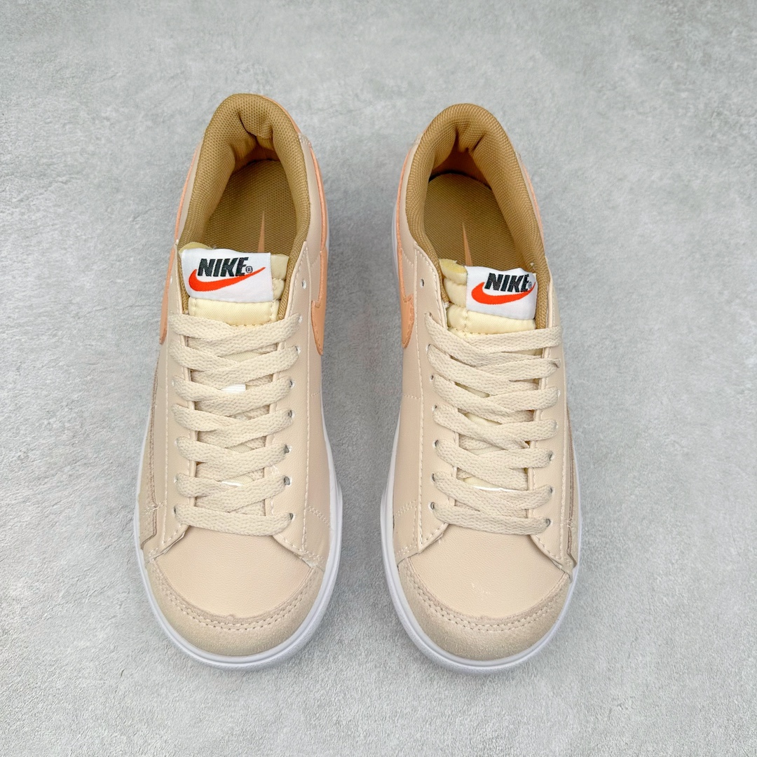 图片[2]-NK Blazer Low \’1977 VNTG SS经典开拓者低帮百搭休闲厚底运动板鞋 采用环保材料的大底 独特的鞋面连者鞋底印刷 演绎出了这个配色的独特风格 眼前的新设计选用皮质 配出当下流行的阴阳元素 呈现属于现代潮流的美感 尺码：36 36.5 37.5 38 38.5 39 40 40.5 41 42 42.5 43 44 44.5 45-选品中心